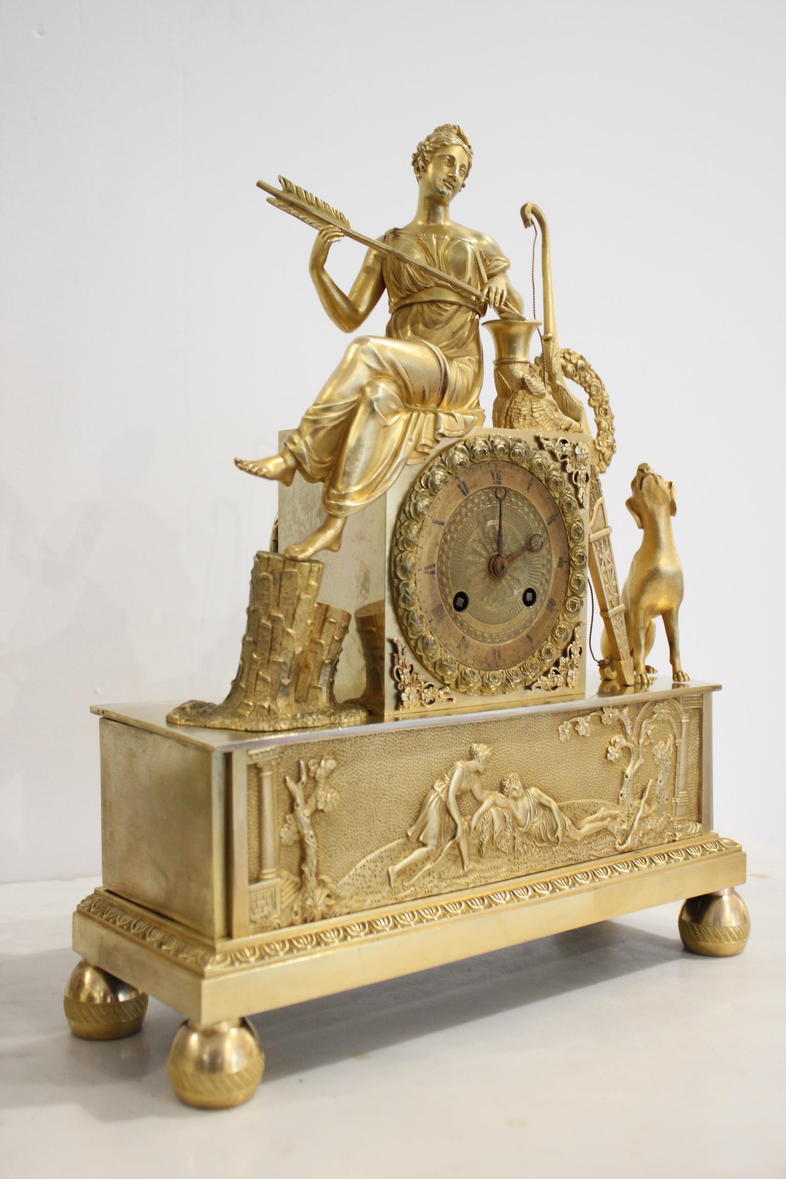 French restoration gilt bronze clock representing an allegory of hunt. In working order.
Dimensions: width 28cm, height 36cm, depth 11cm.