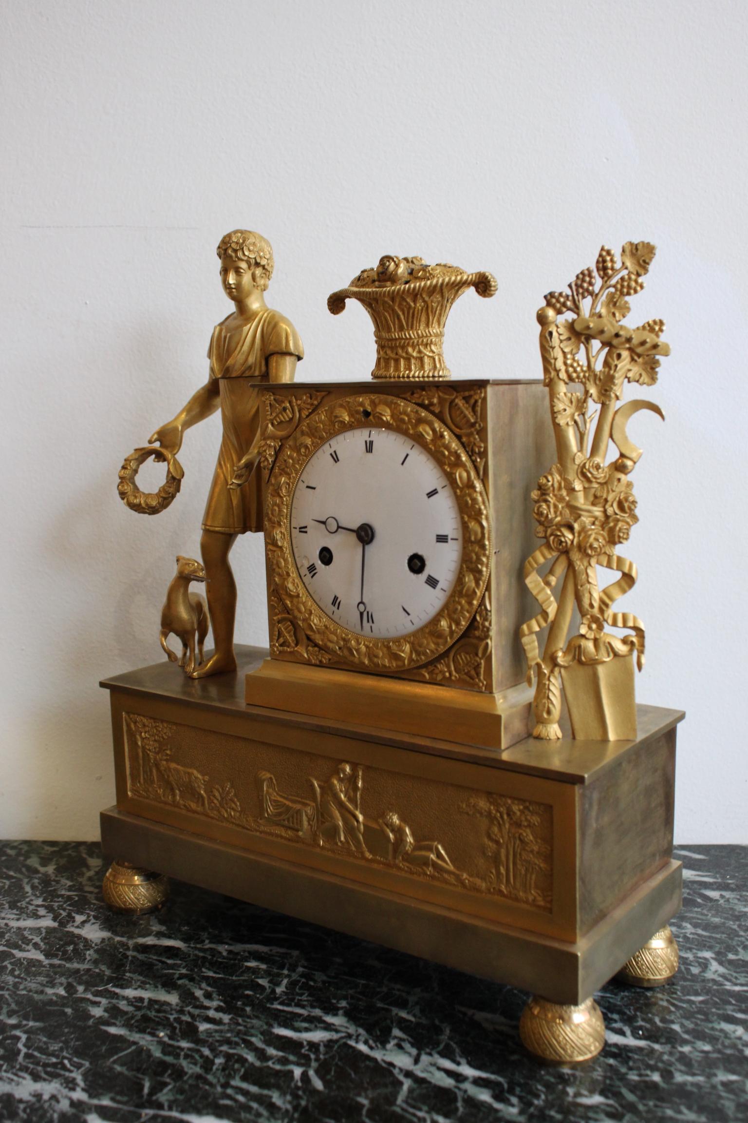 Restoration clock in gilded bronze. In a perfect state
Dimensions: Width 25.5 cm, depth 9cm, height 32 cm.