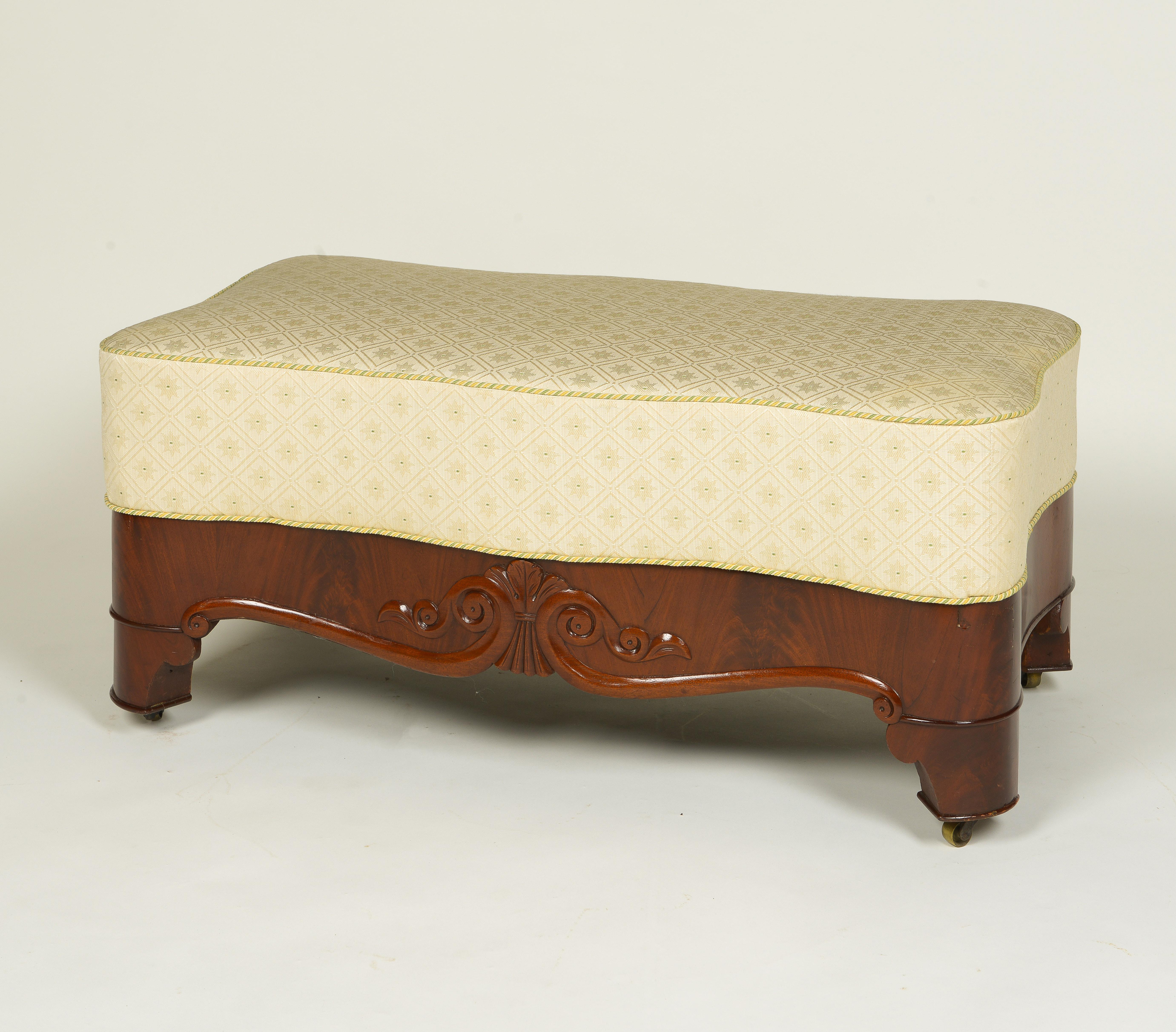 French Restoration Mahogany and Upholstered Serpentine Bench In Excellent Condition For Sale In New York, NY