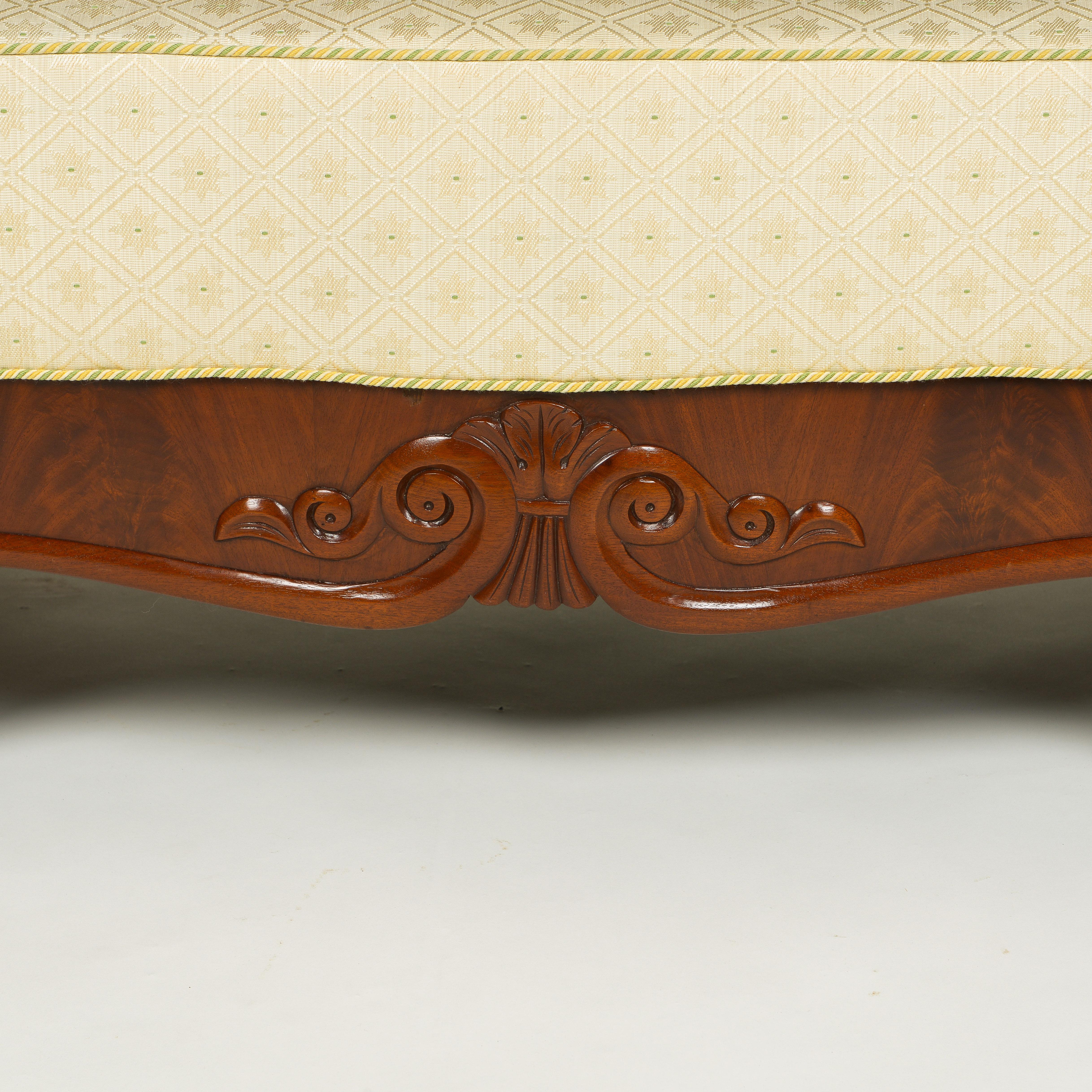 French Restoration Mahogany and Upholstered Serpentine Bench For Sale 2