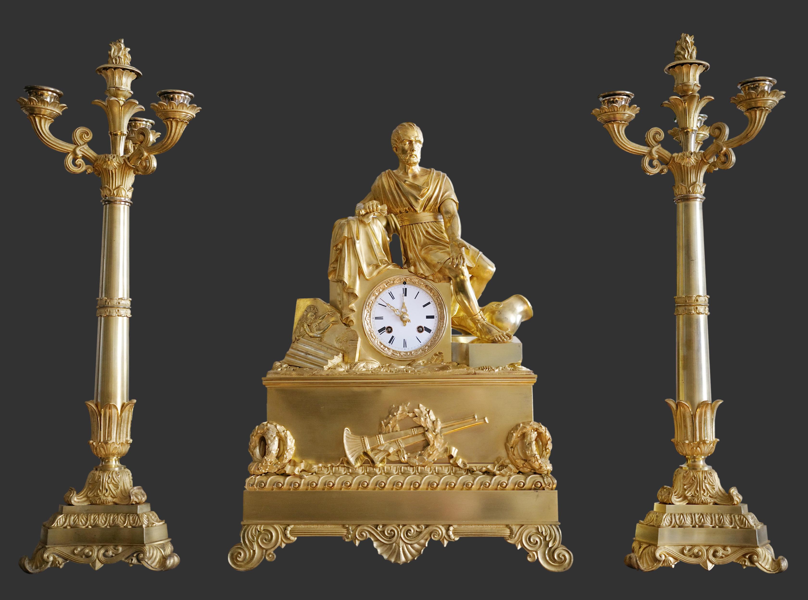 French Restoration bronze mantel clock set, France, 1820-1830s. 1 clock and two candelabras. Original golden patina 2 centuries old. Represents a Roman general seated at the height of his glory. The iconography highlights a collapsed column, a