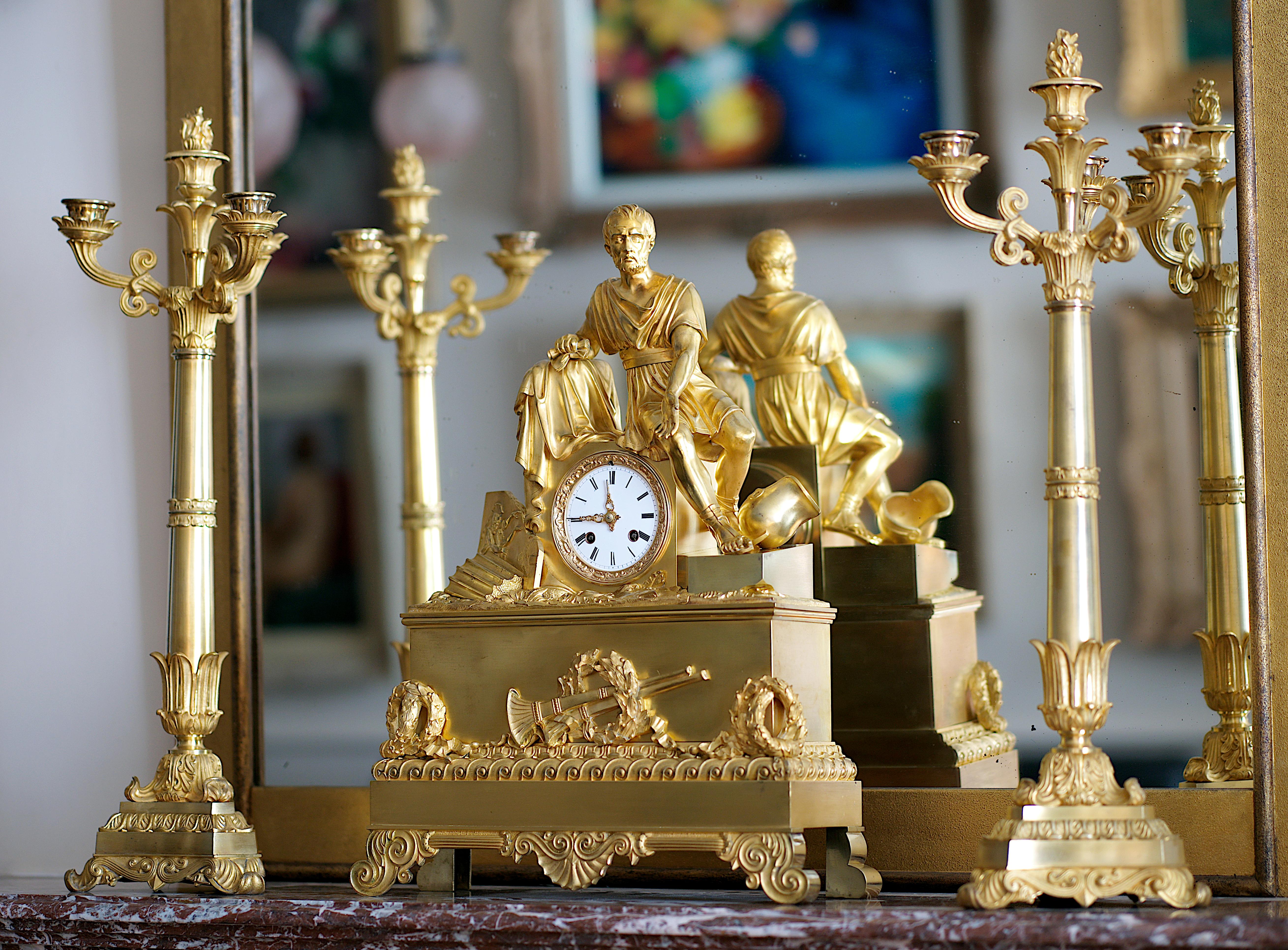 Bronze Ensemble d'horloges de cheminée de restauration française, 1820-1830 en vente