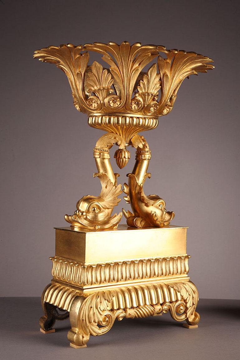 Dorato Coppia di coppe con delfini in bronzo dorato della Restaurazione francese in vendita