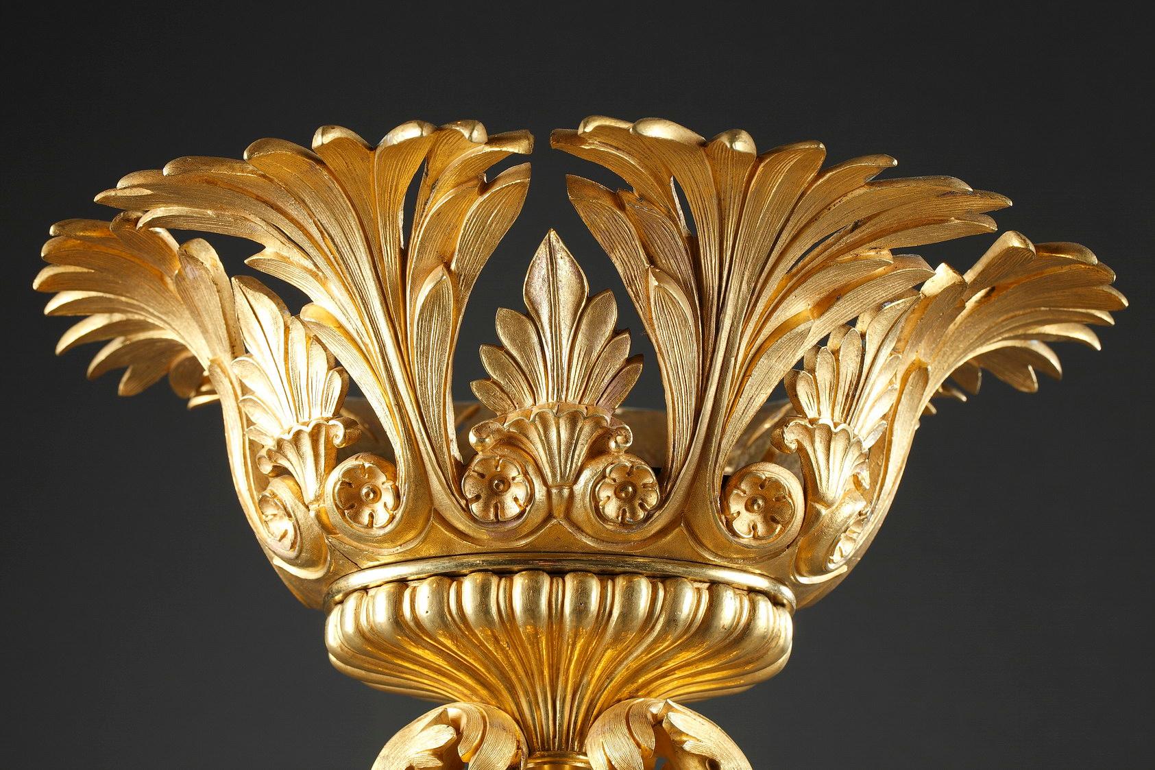 Inizio XIX secolo Coppia di coppe con delfini in bronzo dorato della Restaurazione francese in vendita