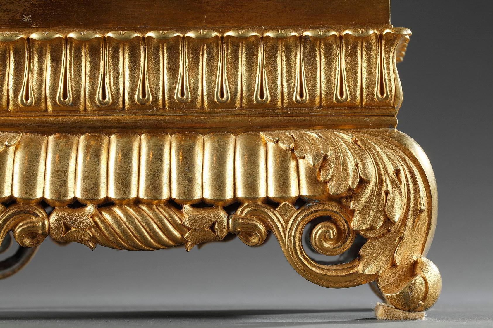 Bronzo Coppia di coppe con delfini in bronzo dorato della Restaurazione francese in vendita