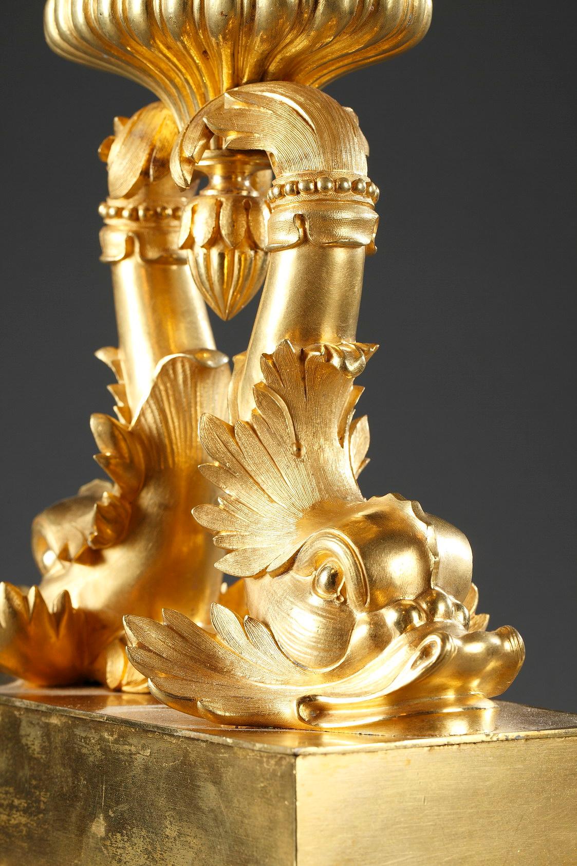 Coppia di coppe con delfini in bronzo dorato della Restaurazione francese in vendita 2