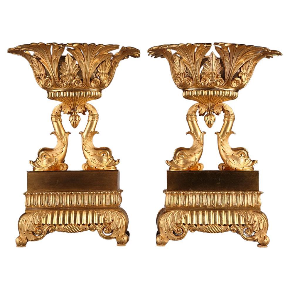 Coppia di coppe con delfini in bronzo dorato della Restaurazione francese in vendita