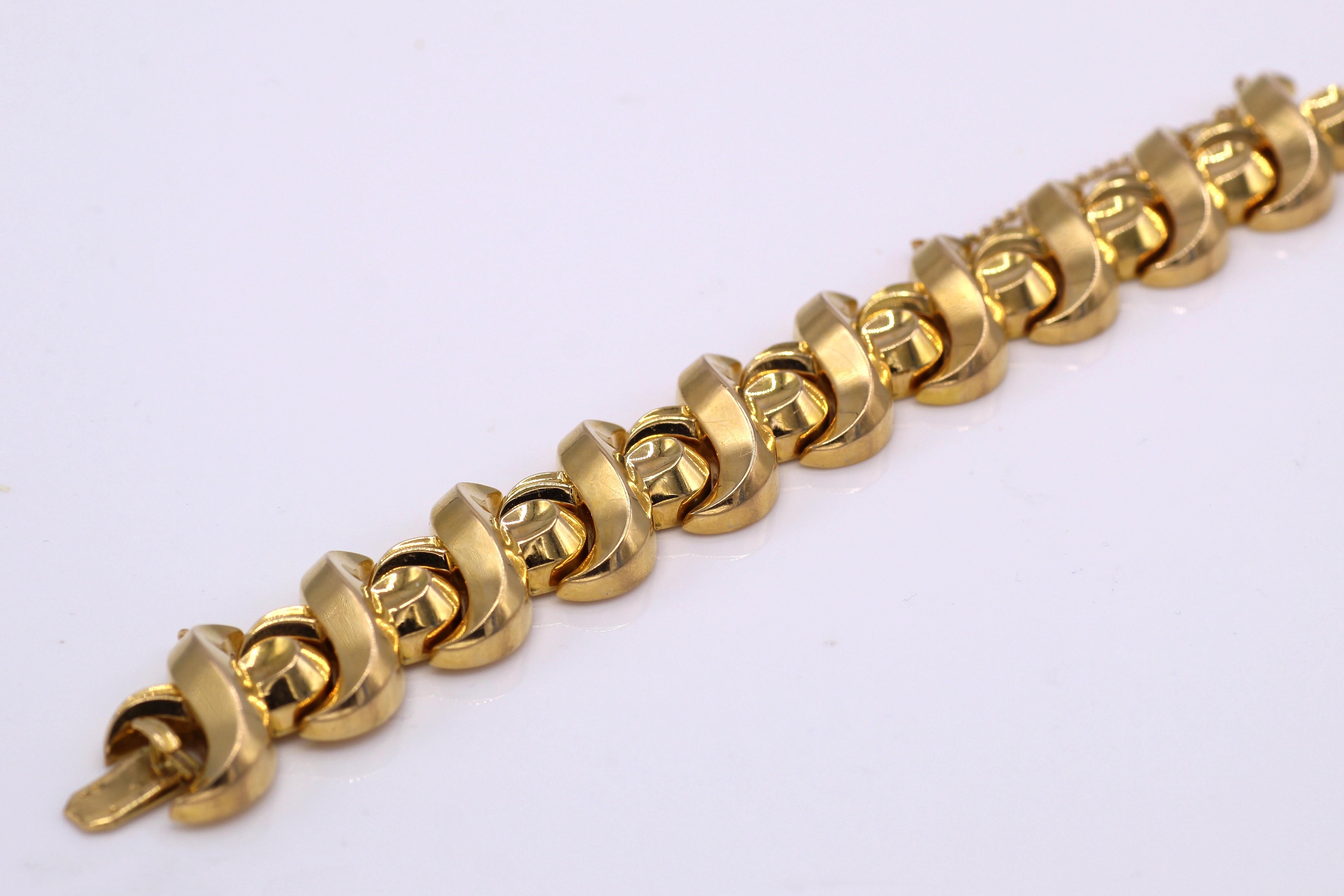 French 18 karat yellow gold link bracelet from ca 1945. Beautifully designed with a three dimensional look this bold and chic Retro bracelet is a unique and bold wear. French assay marks and makers mark on the tongue of the lock. 