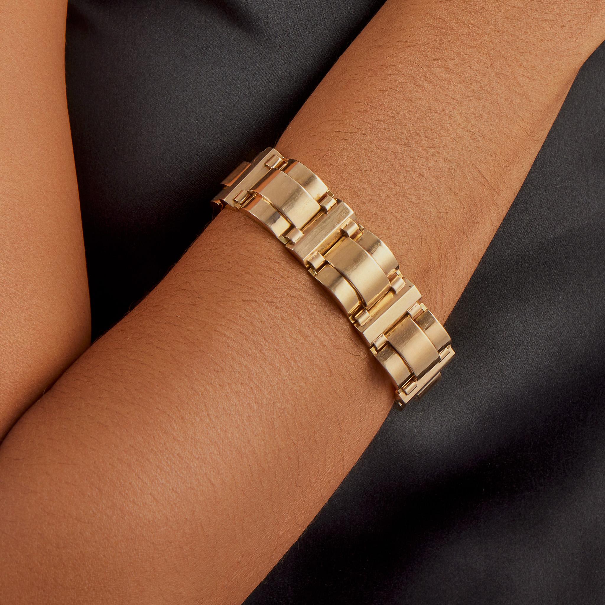 Created in the 1940s, this French Retro bracelet by Renard, Paris, is composed of 18K gold. It is composed of arched and stepped bombé links joined by faceted bars. With its complex and interlinking geometry, this refulgent gold bracelet has a