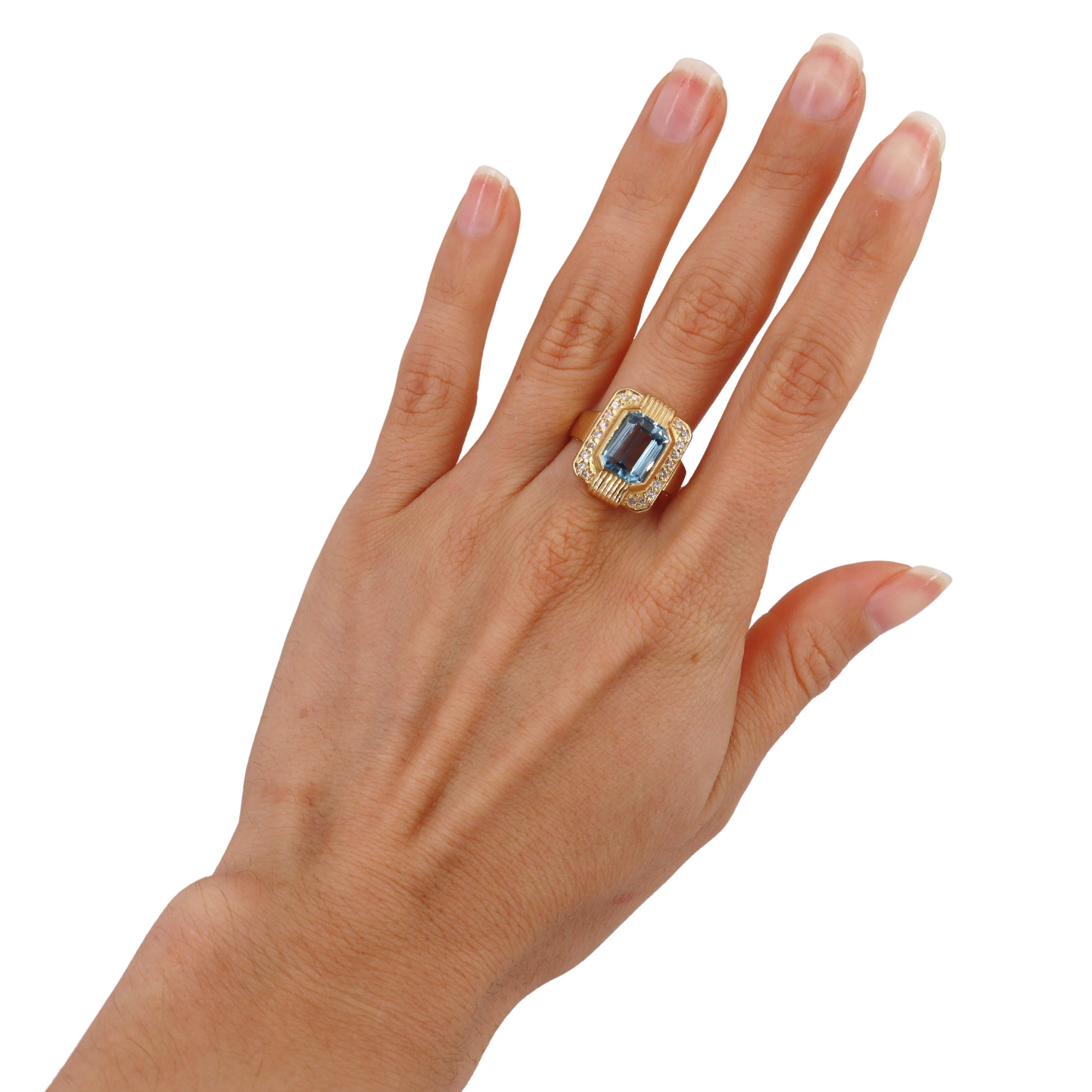 Ca. 1940. Retro Französisch Retro Ring in 18kt Gelbgold mit einem Zentrum Smaragd geschnitten Aquamarine ca. 2,25 Karat gefertigt. Akzentuiert mit 20 Diamanten im Rundschliff mit einem Gewicht von ca. 0,20 Karat. Farblos eingestuft. Ringgröße: 8.