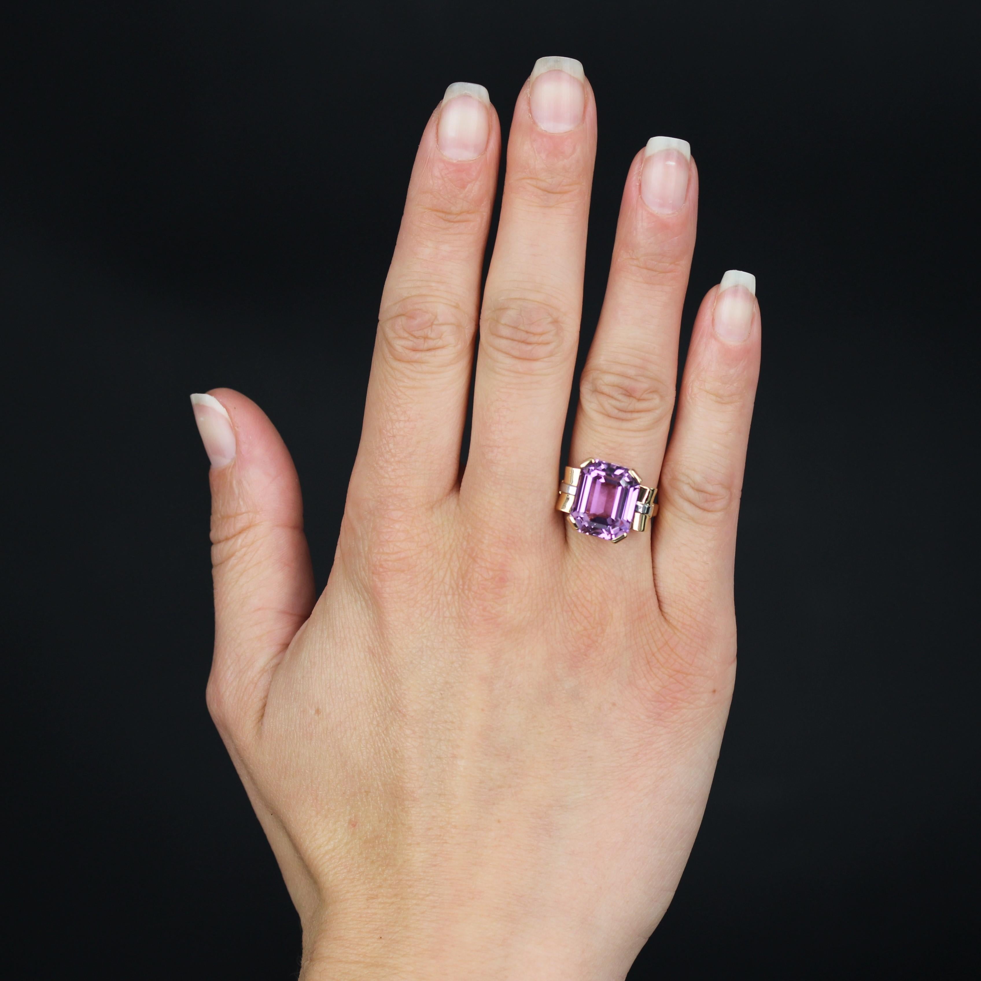 Ring in 18 karat yellow gold, eagle head and rhinoceros head hallmarks.
A magnificent retro ring, its top is adorned with 4 large flat claws and a degree-cut kunzite. On either side, the opening of the ring is adorned with ribbon-like motifs,