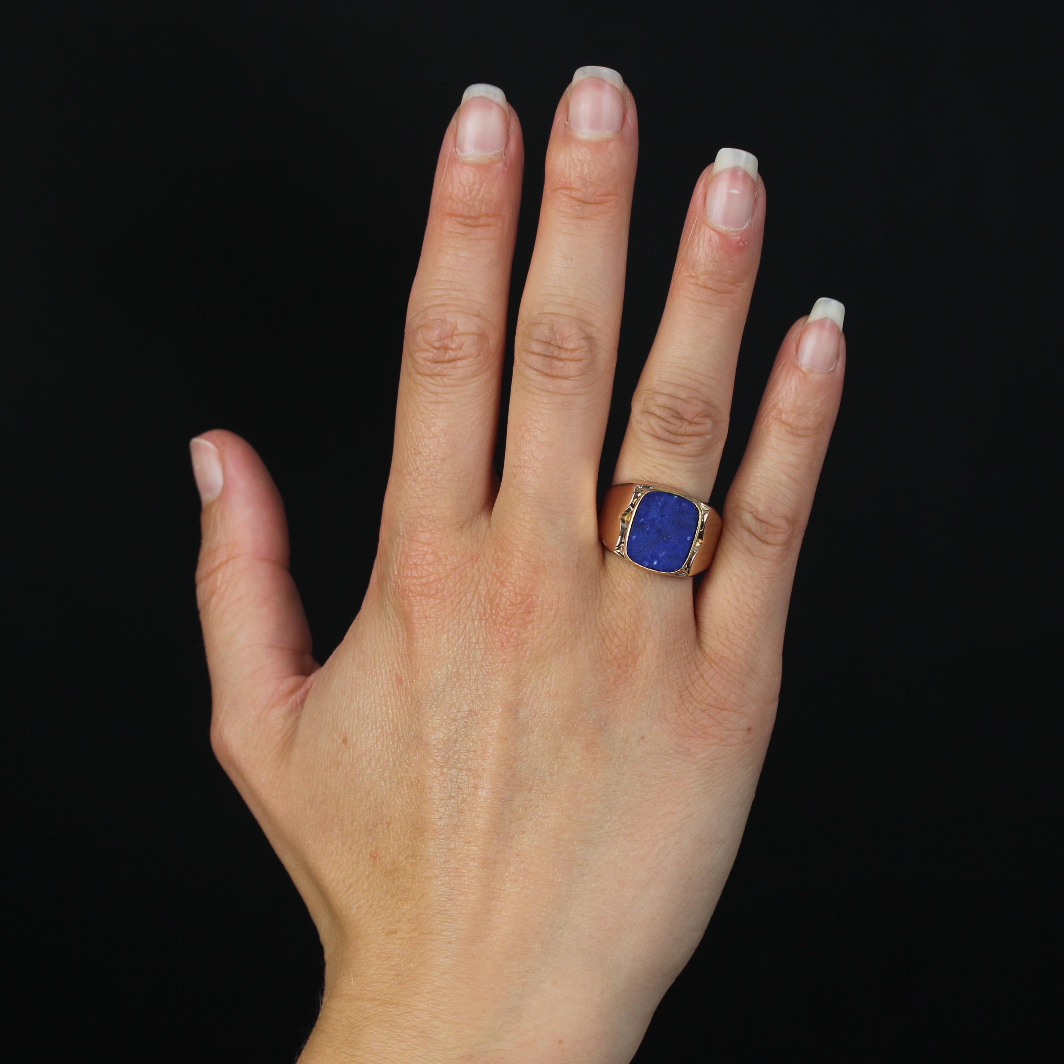 Ring in 18 karat yellow gold, eagle head hallmark.
A sublime antique men's signet ring adorned with flat, matte, close-set lapis lazuli. On either side, the start of the ring is adorned with a large palmette.
Total weight of lapis-lazuli : 4.30