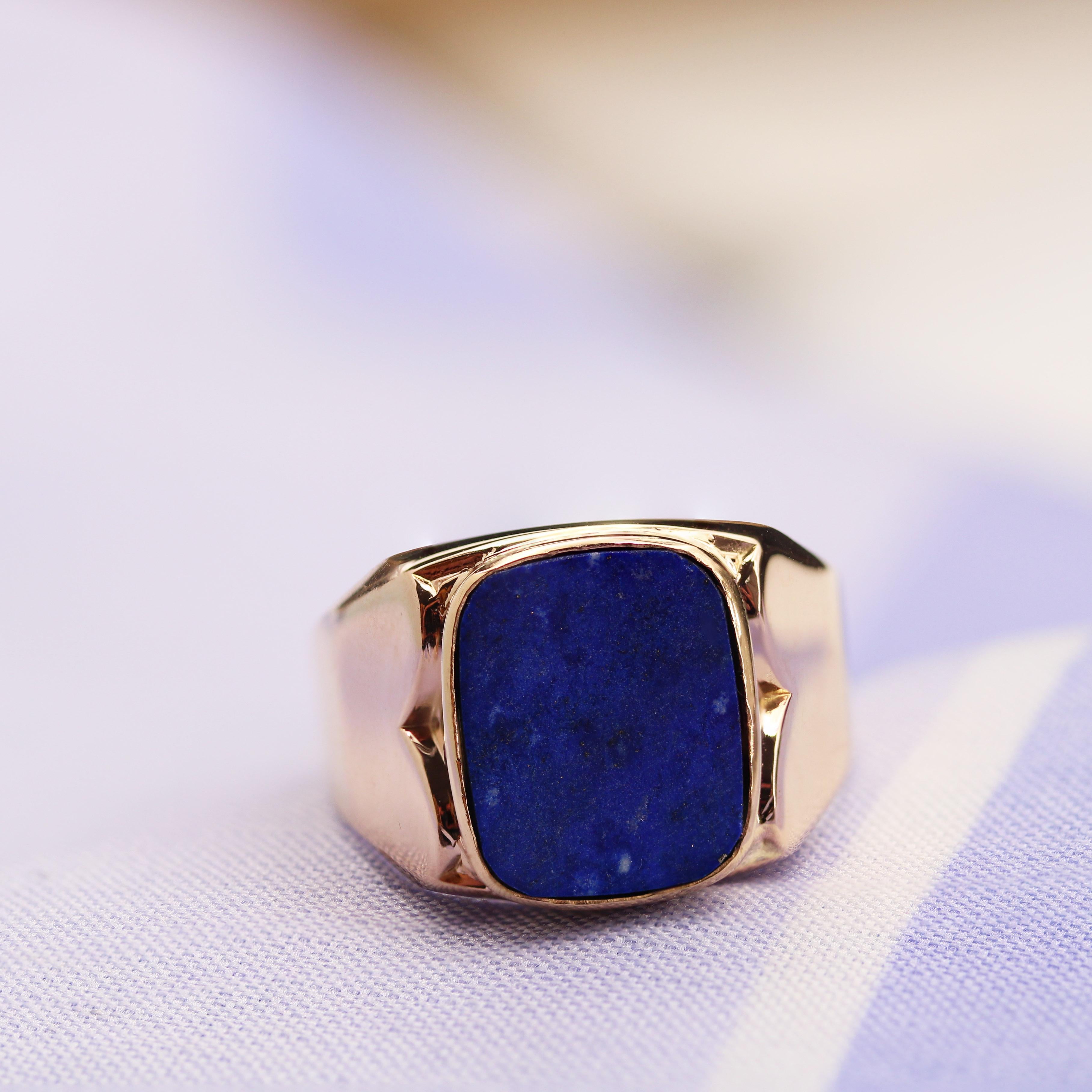 Taille carrée Bague chevalière en or jaune 18 carats Lapis Lazuli Rétro 1950s en vente