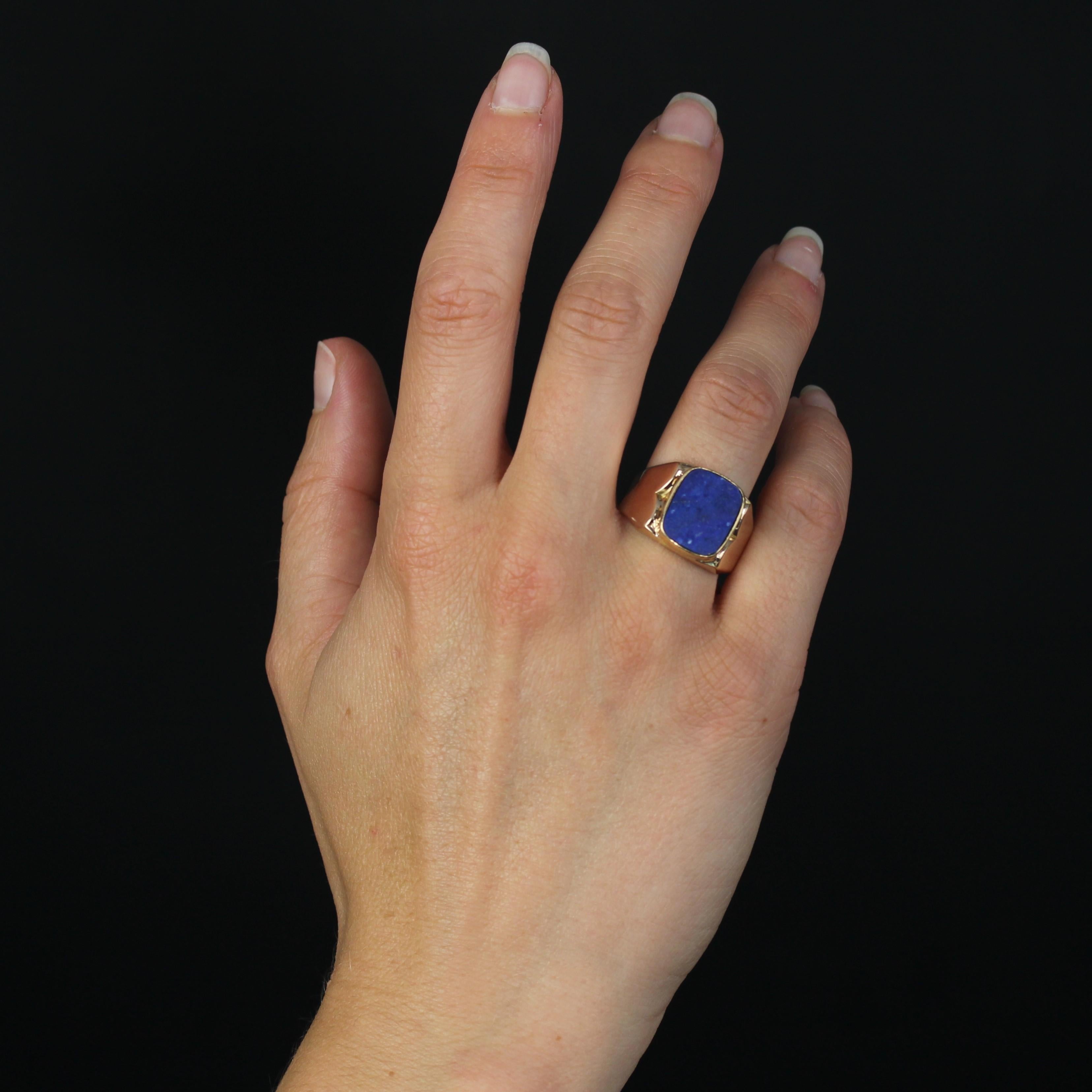 French Retro 1950s Lapis Lazuli 18 Karat Yellow Gold Signet Ring In Good Condition For Sale In Poitiers, FR