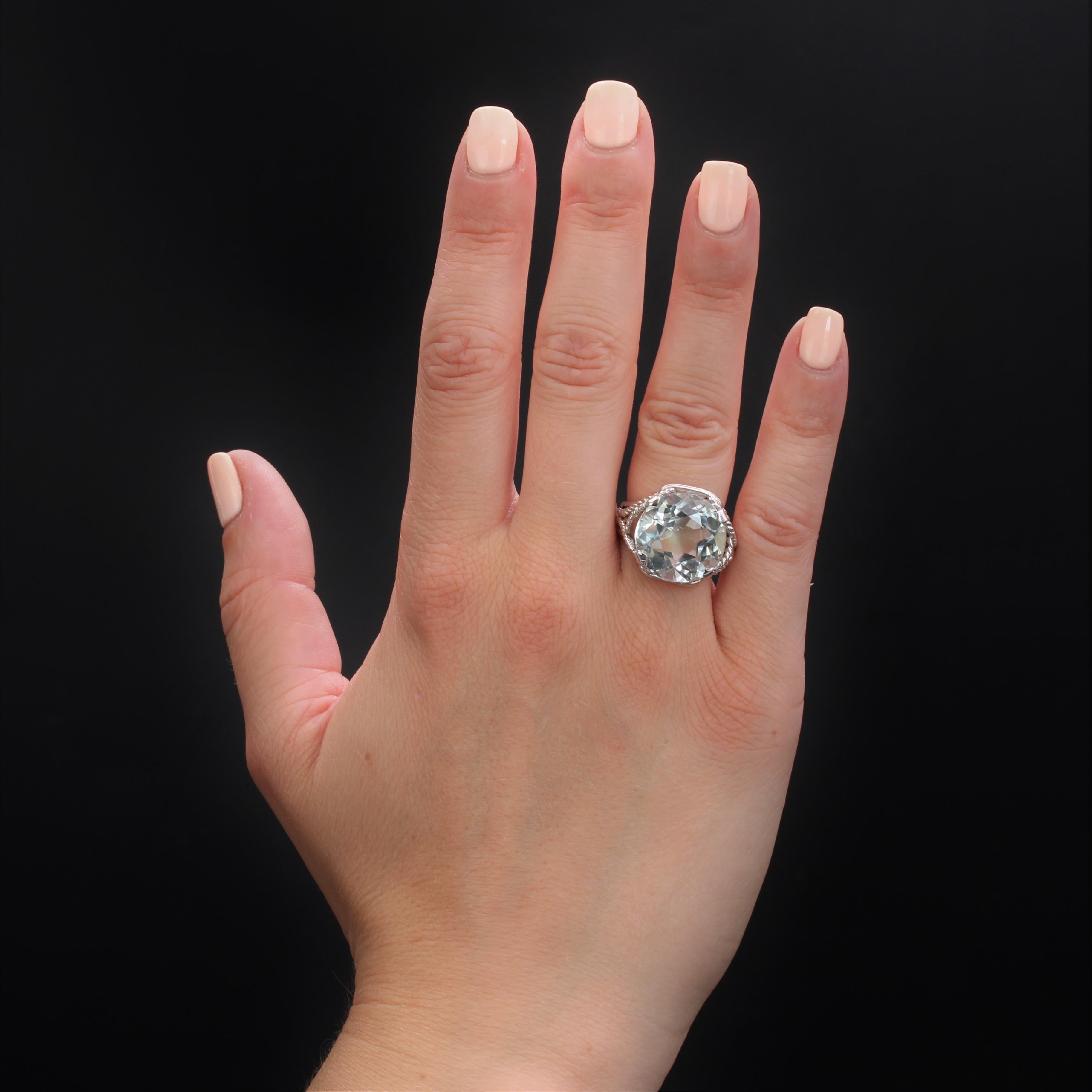 Ring in 18 karat white gold, eagle head hallmark and platinum, dog head hallmark.
An important vintage ring, its setting is formed of twisted gold wires and smooth gold wires that wrap around the start of the ring to form the basket. In the center,