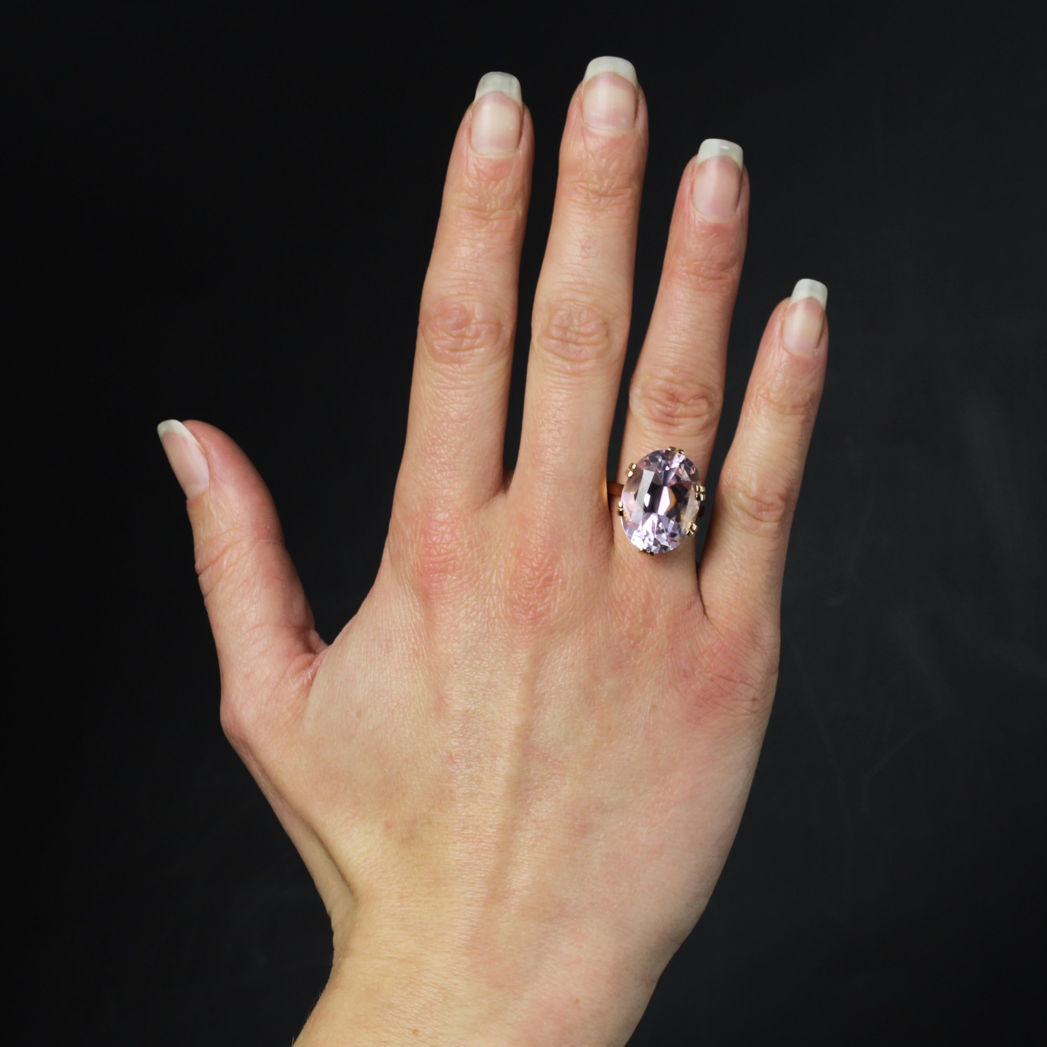 Ring in 18 karat rose gold, eagle head hallmark.
A charming cocktail ring, its oval-shaped setting holds an oval kunzite with 6x2 claws. The ring is flat.
Weight of the kunzite : 17.71 carats approximately.
Height : 20.5 mm approximately, width :