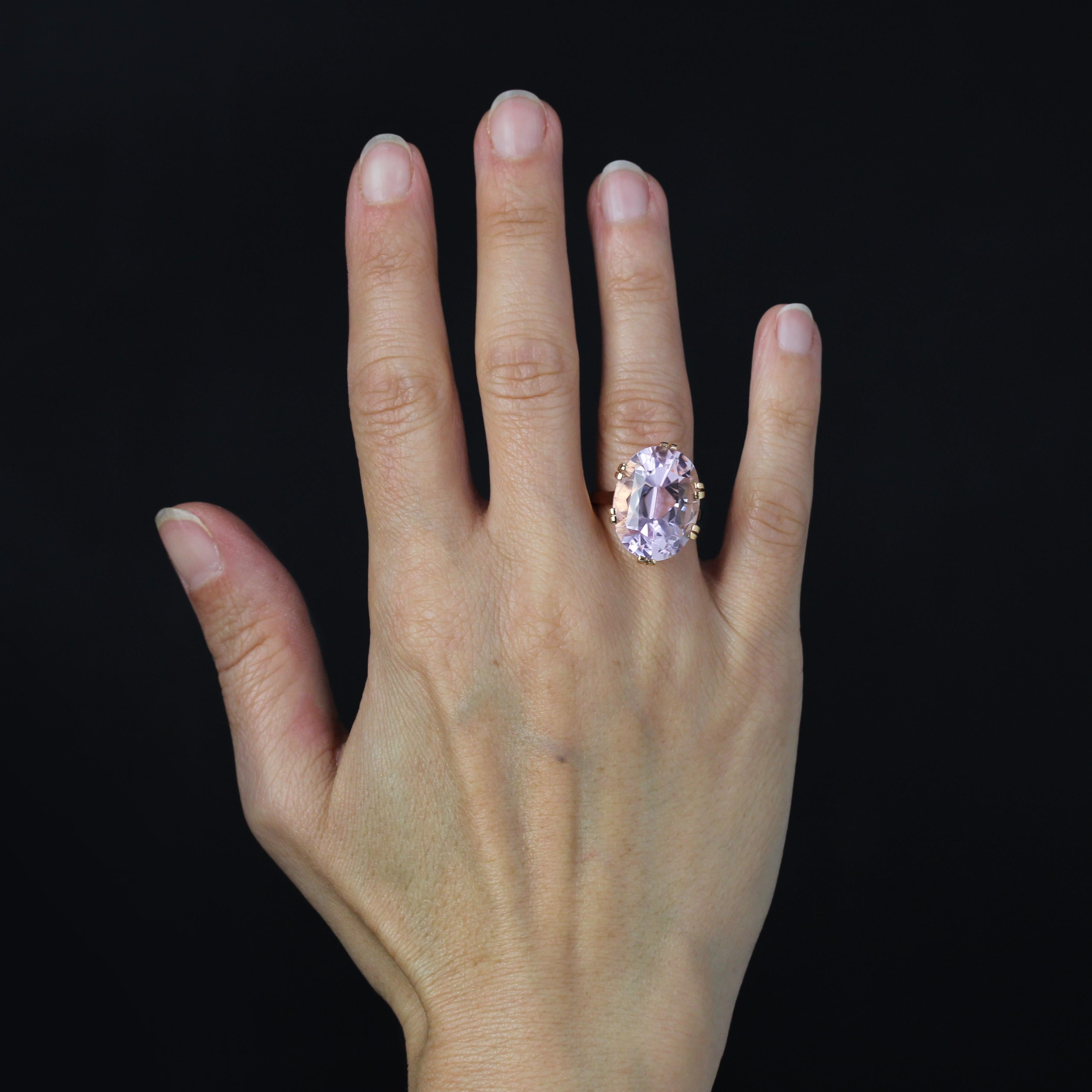 Ring aus 18 Karat Roségold, Adlerkopfpunze.
Ein charmanter Cocktailring, dessen ovale Fassung einen ovalen Kunzit mit 6x2 Krallen hält. Der Ring ist flach.
Gewicht des Kunzits: ca. 17.71 Karat.
Höhe: ca. 20,5 mm, Breite: ca. 15,2 mm, Dicke: ca. 10,2