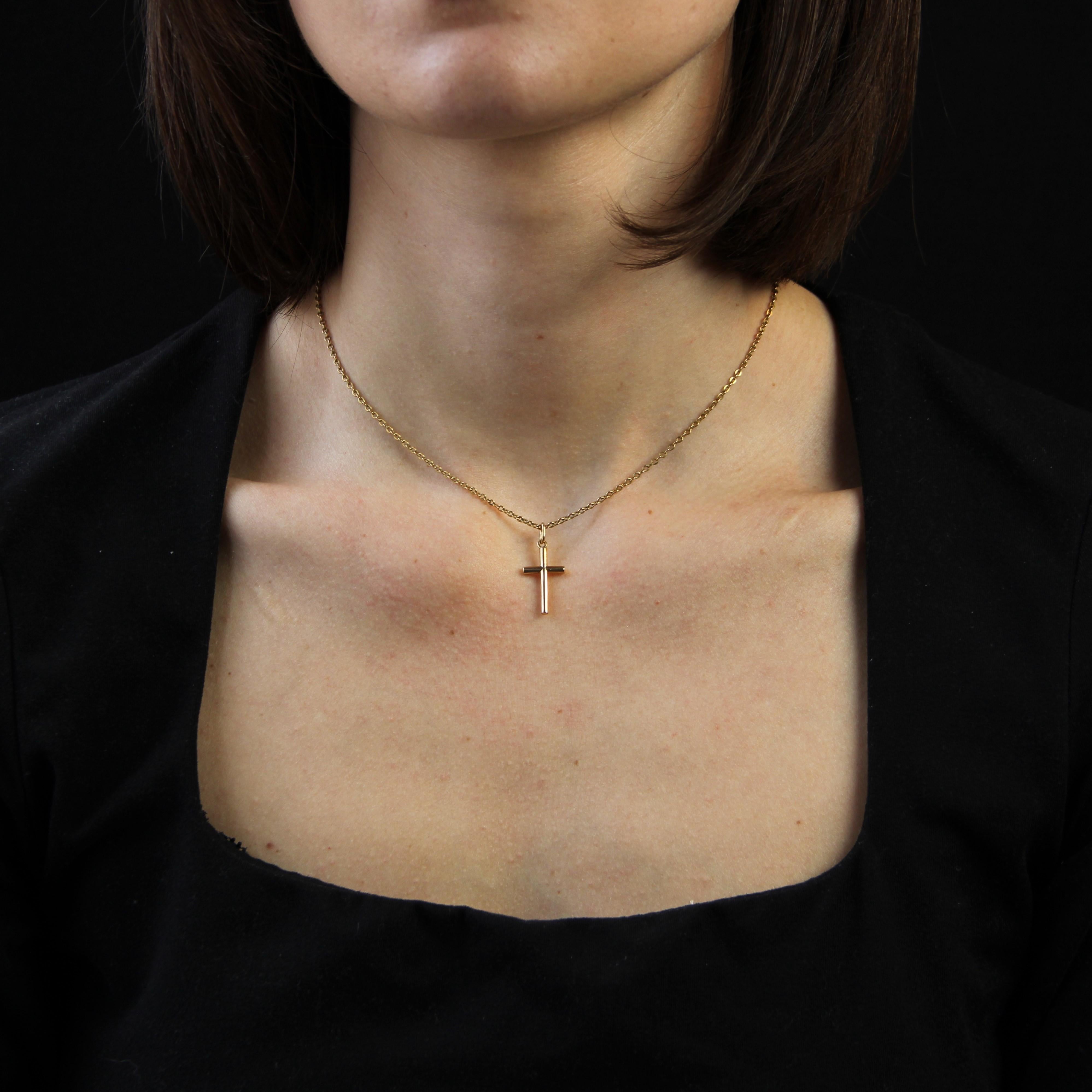 Cross in 18 karat rose gold, eagle head hallmark.
Sober, this small rose gold cross is made with smooth, solid round gold wire.
Pendant sold alone without its chain of presentation.
Height of the cross : 2,6 cm approximately, width : 11,4 mm