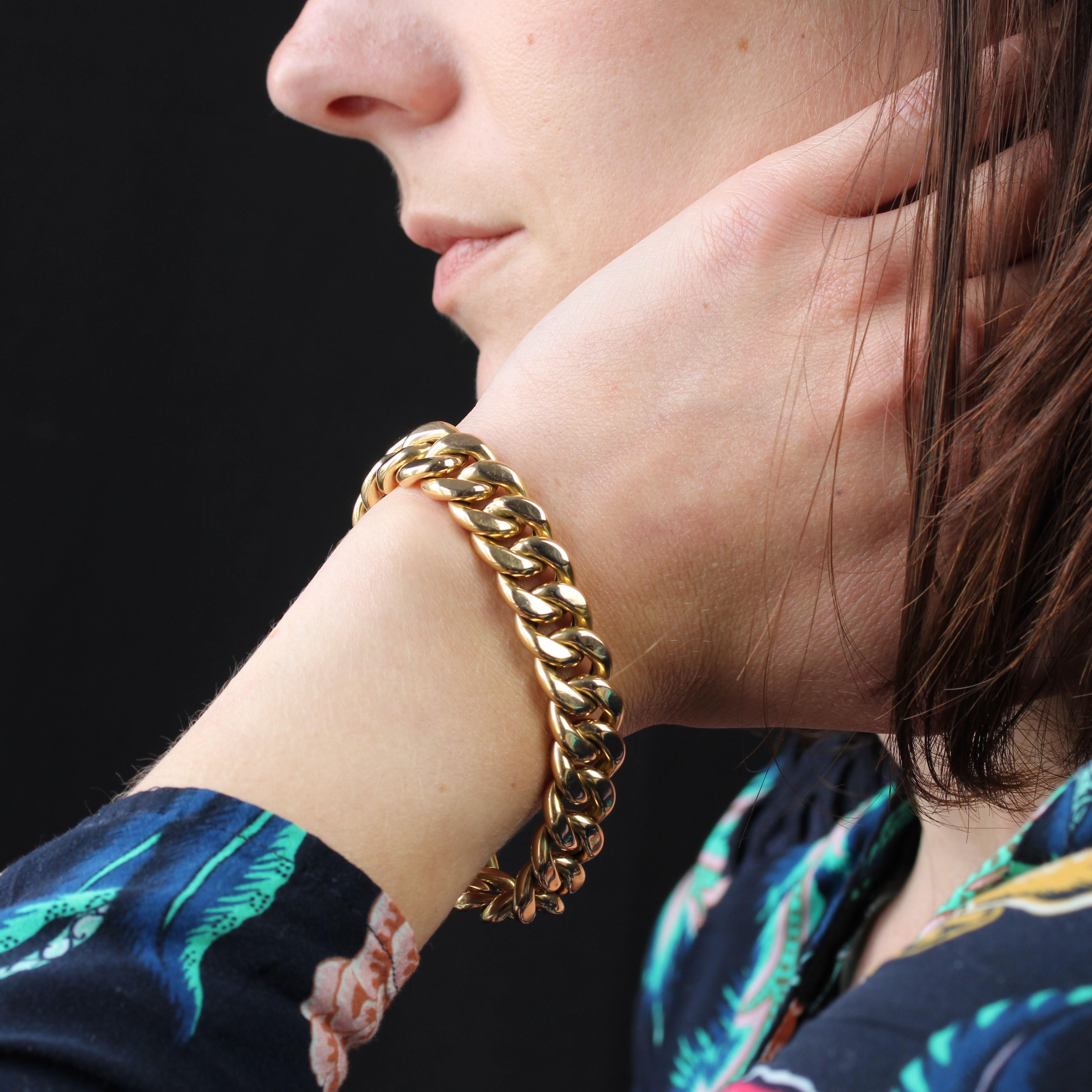 Bracelet in 18 karat yellow gold, rhinoceros head hallmark.
A timeless curb chain bracelet, it is made of hollow mesh and closes with a ratchet clasp with 8 and safety chain.
Width : 13.1 mm approximately, thickness : 4.8 mm approximately.
Interior