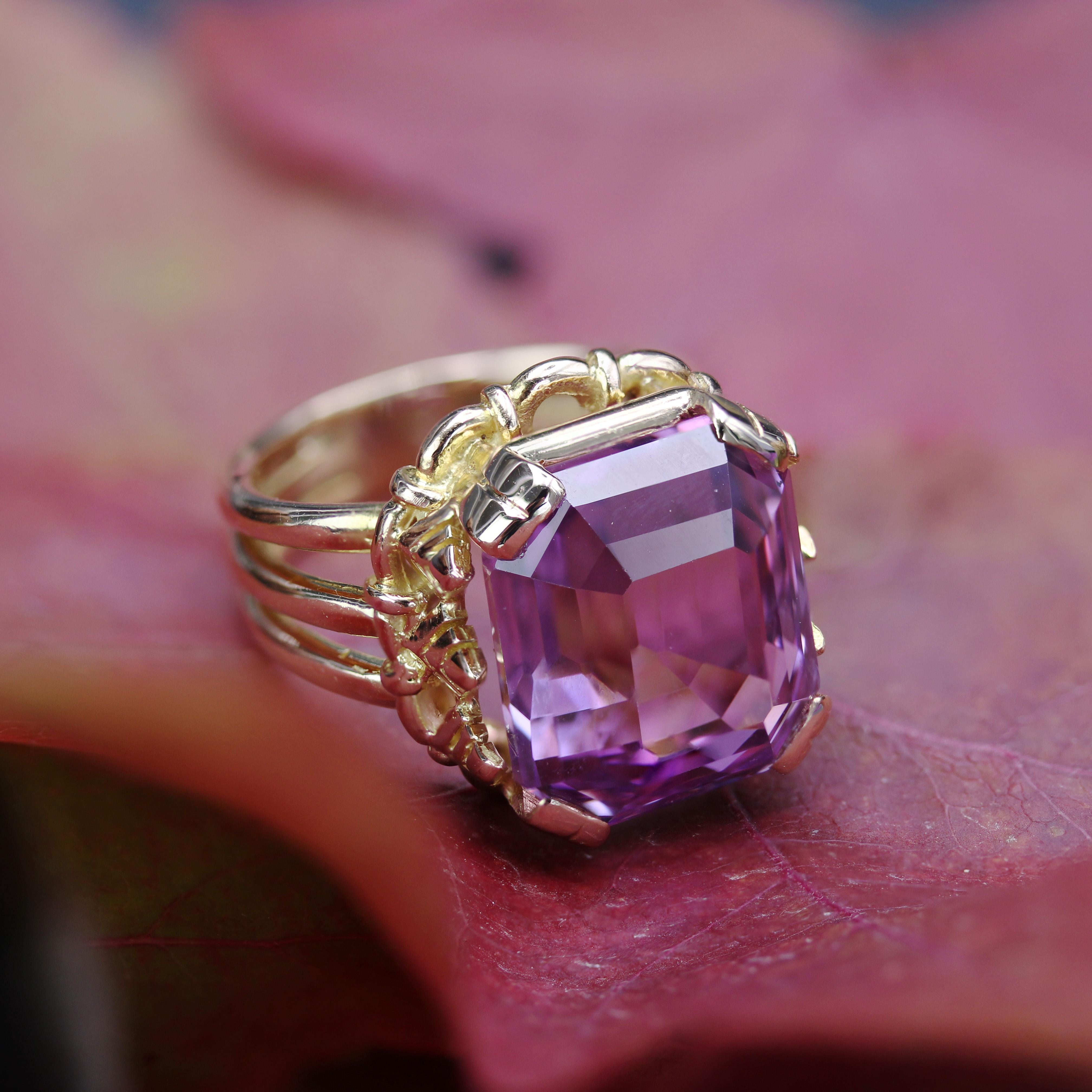 French Retro 1960s 19.39 Carats Kunzite 18 Karat Yellow Gold Cocktail Ring For Sale 8