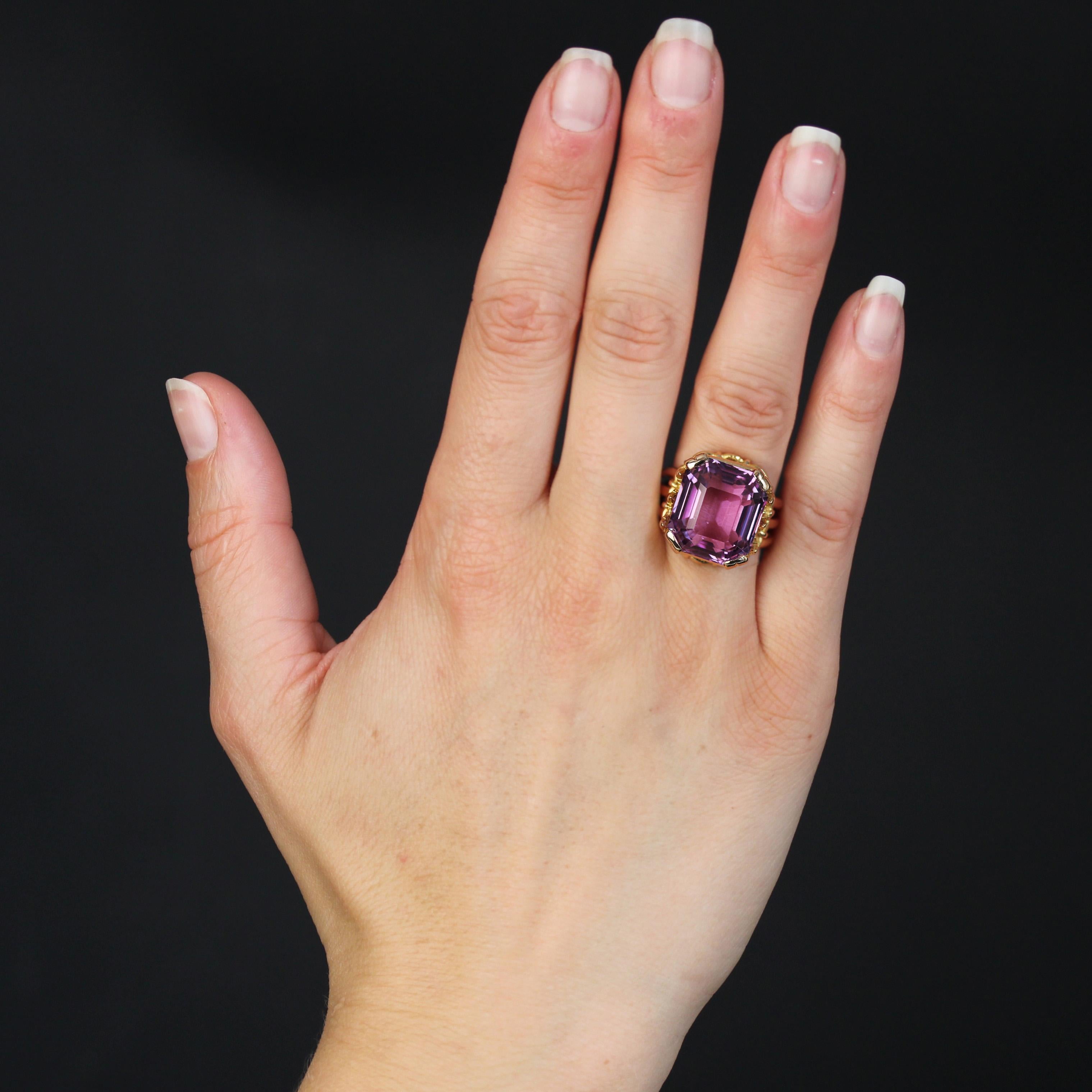 Ring in 18 karat yellow gold, eagle head hallmark.
A vintage ring featuring 3 slightly domed gold wires that meet at the base. They hold a basket decorated with leaf motifs and 4 large claws that hold a large, graduated-cut kunzite on top.
Weight of