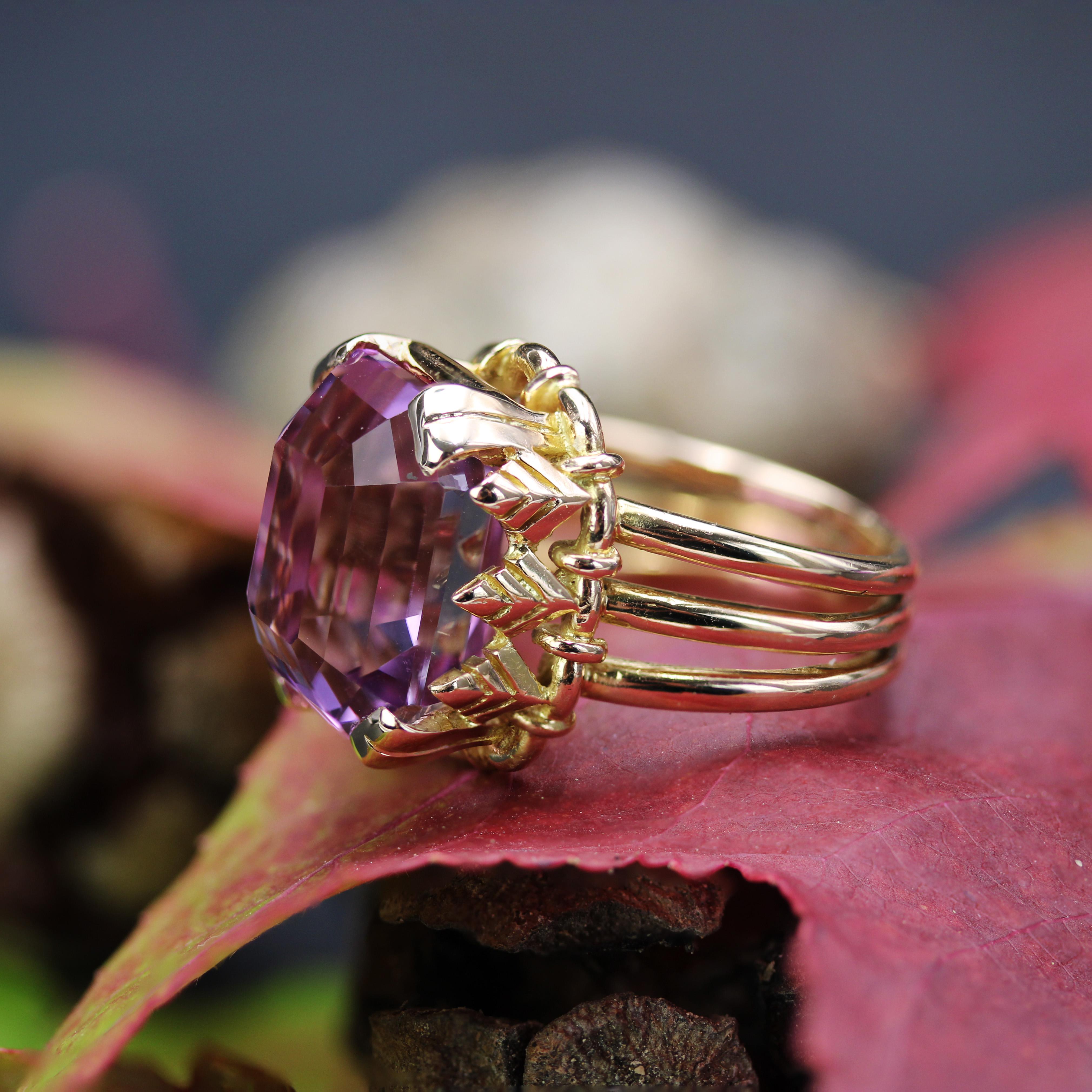 French Retro 1960s 19.39 Carats Kunzite 18 Karat Yellow Gold Cocktail Ring For Sale 3