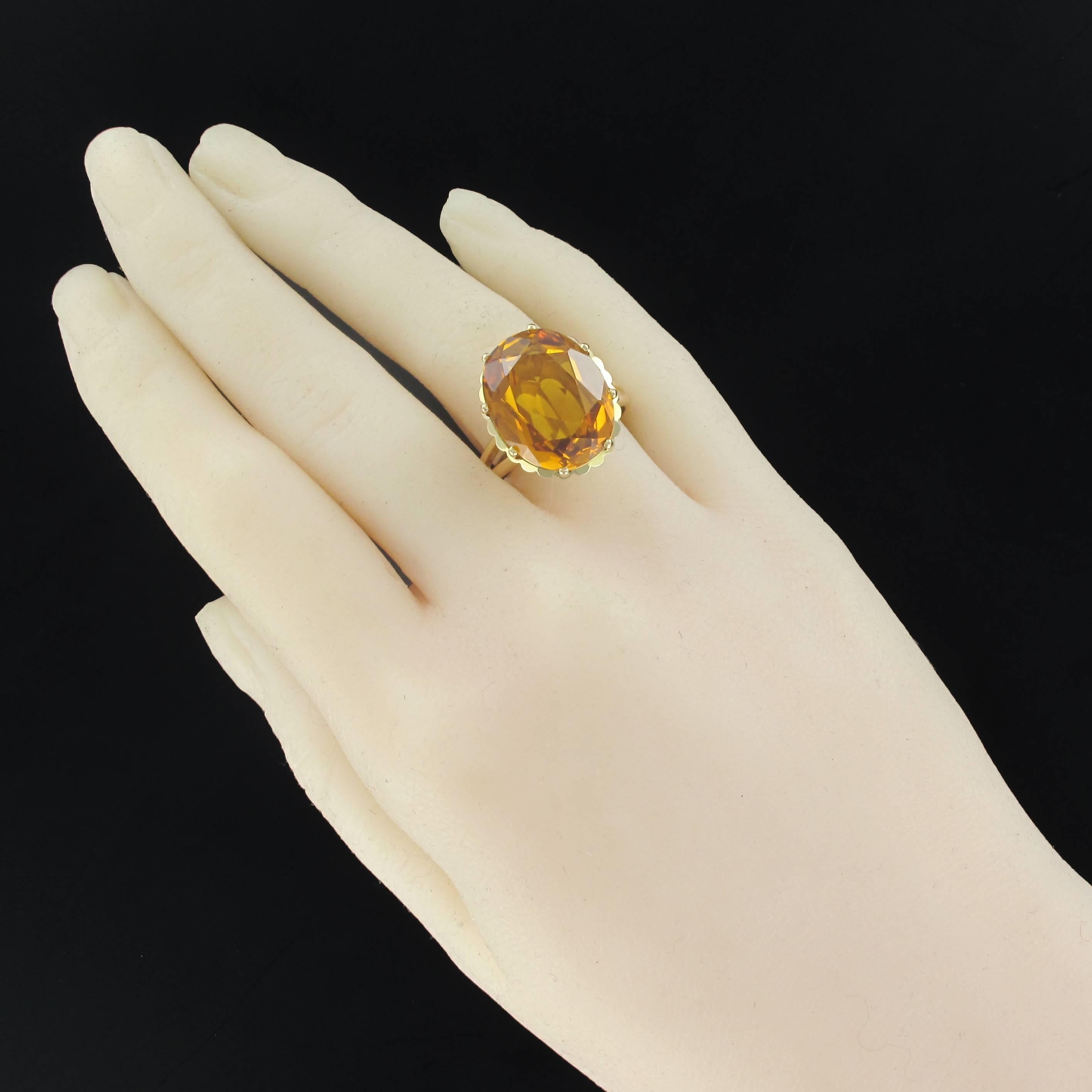 Ring in 18 carats yellow gold, eagle's head hallmark.
This ring comes straight from the 1960s. It is set with claws of an oval citrine on an openwork basket. The ring has a spring ring that can be removed if necessary.
Weight of the citrine: 8.90