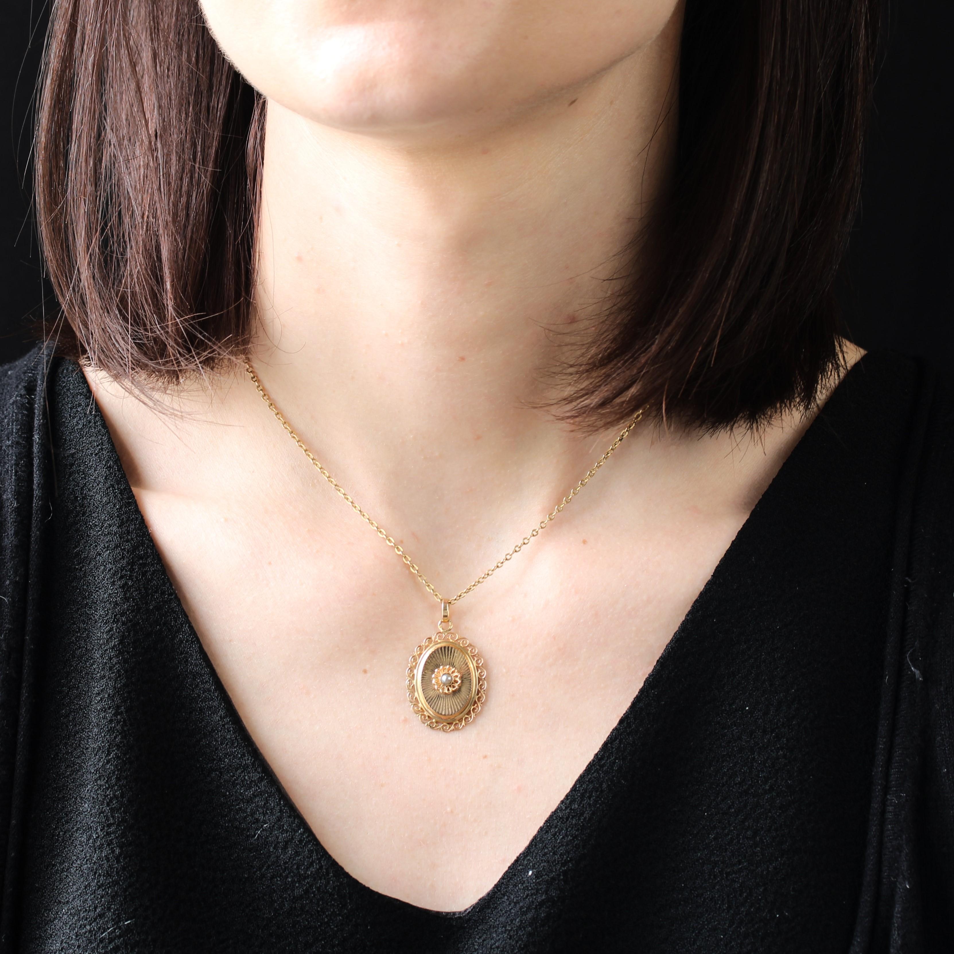 Pendant in 18 karat yellow gold, eagle head hallmark.
Yellow gold oval pendant set with a half cultured pearl surrounded by a corolla of openwork gold petals in a radiant design. The whole is bordered by arabesque motifs.
Height : 3.2 cm