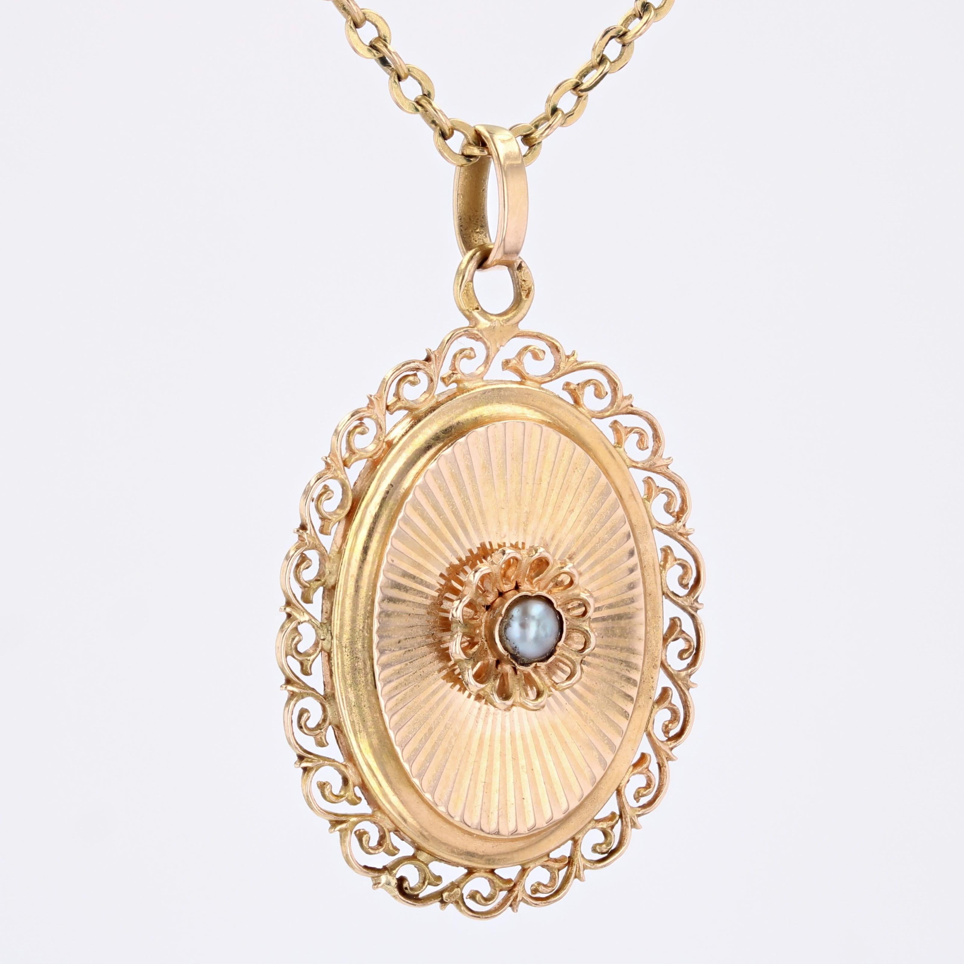 French Retro 1960s Cultured Pearl 18 Karat Yellow Gold Oval Shaped Pendant In Good Condition In Poitiers, FR