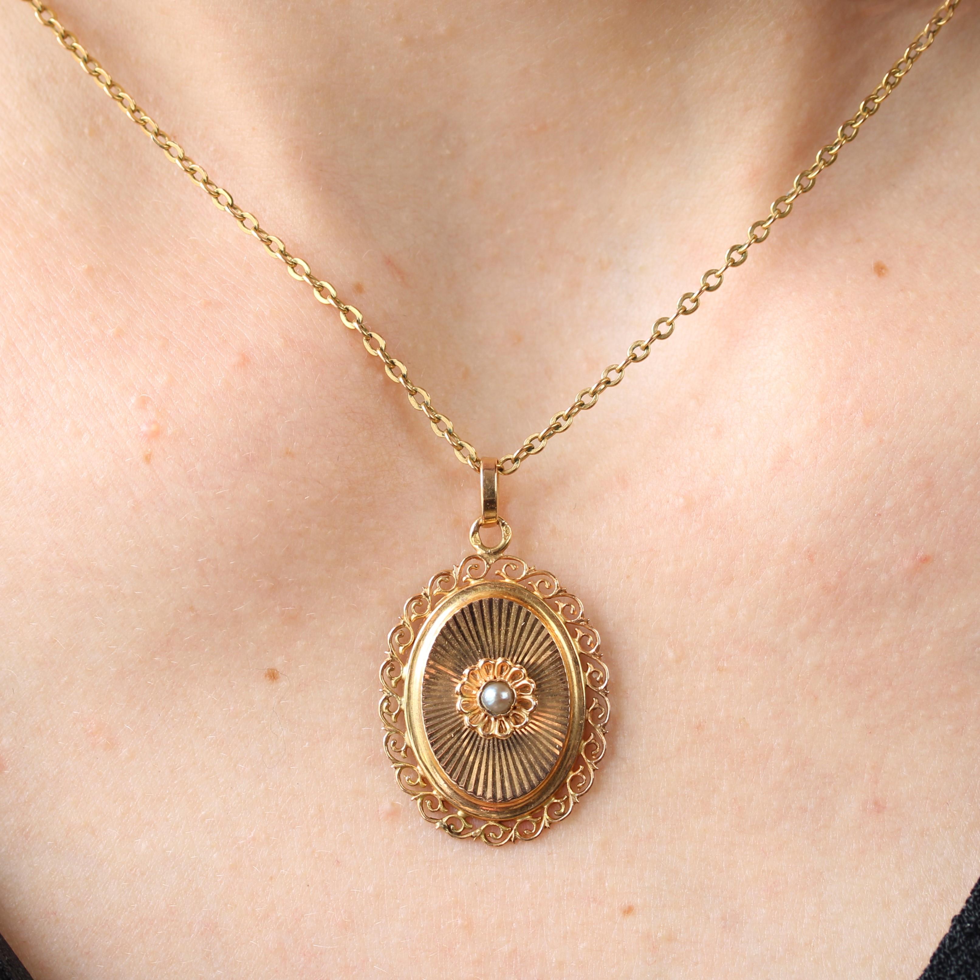French Retro 1960s Cultured Pearl 18 Karat Yellow Gold Oval Shaped Pendant 1
