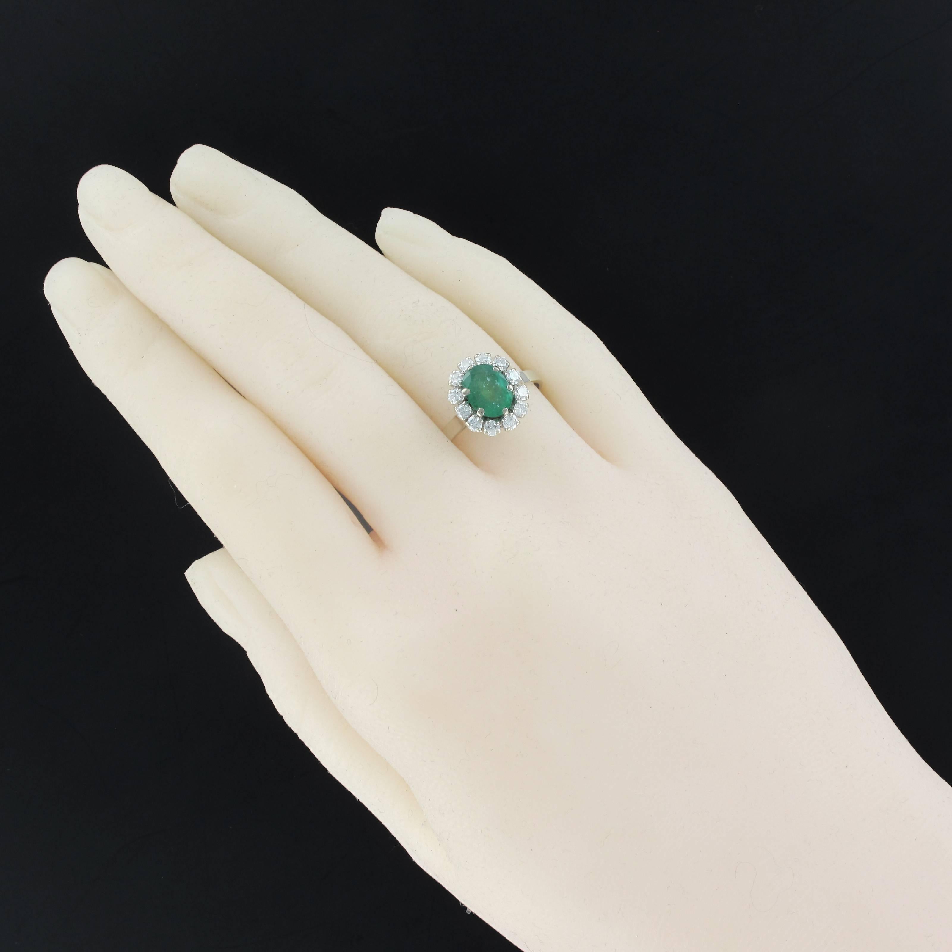 Ring in 18 carats white gold, eagle's head hallmark.
This lovely daisy ring is set with claws in the center of an oval emerald in an entourage of 12 brilliant-cut diamonds. The basket is openwork.
Weight of the emerald: about 1.26 carat, total