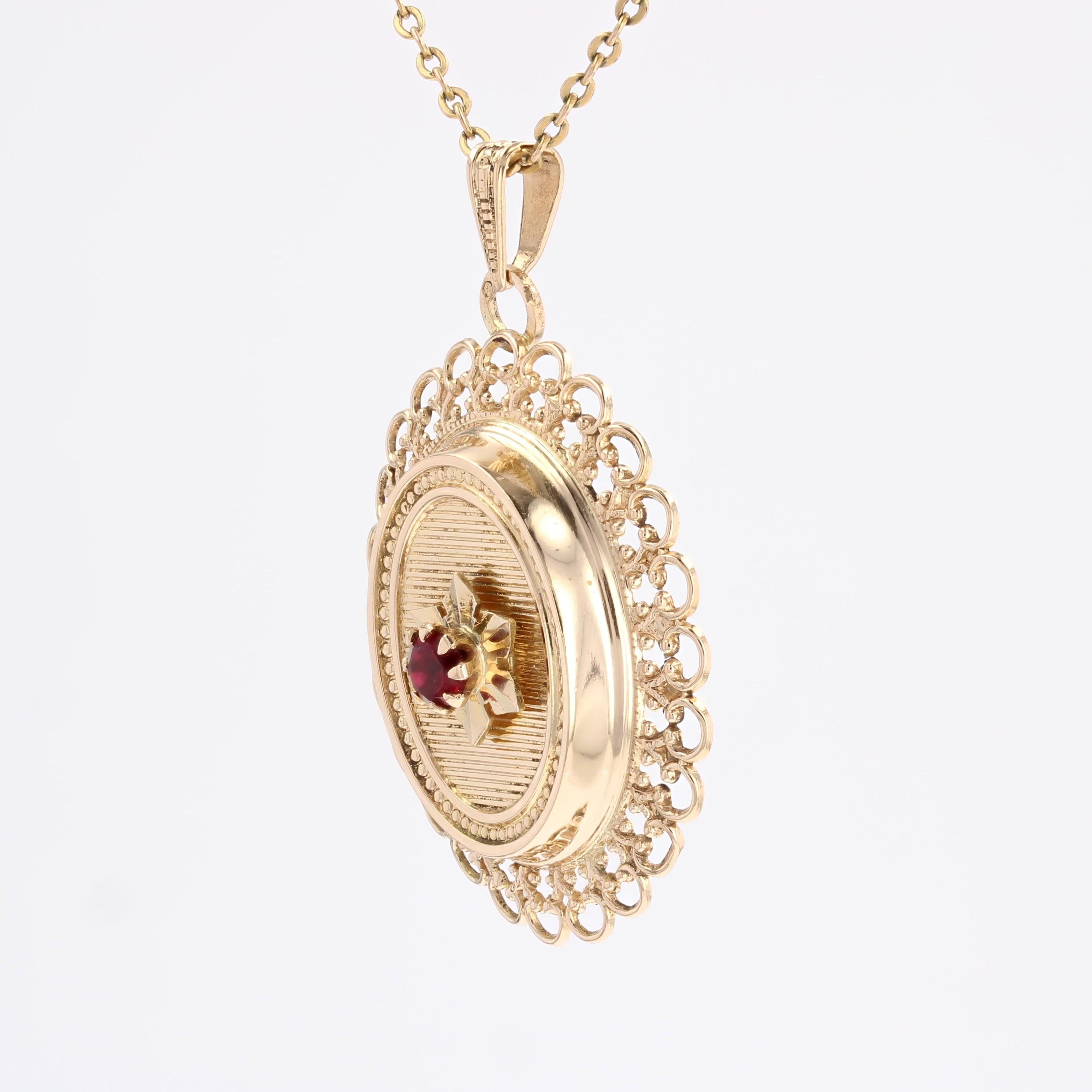 French Retro 1960s Red Gem 18 Karat Yellow Gold Oval Shaped Pendant Damen im Angebot