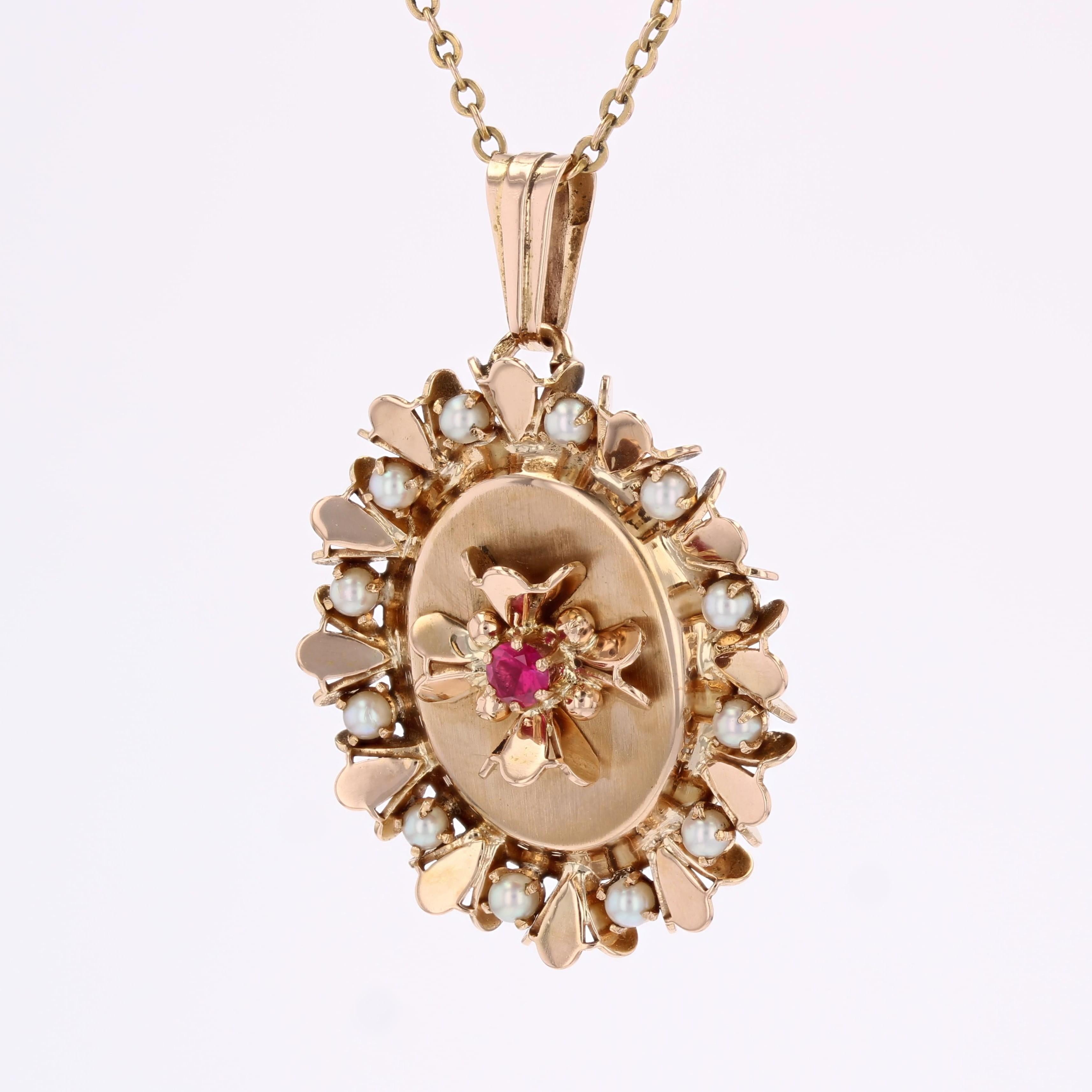 French Retro 1960s Red Gem Cultured Pearl 18 Karat Yellow Gold Oval Pendant (Perle) im Angebot