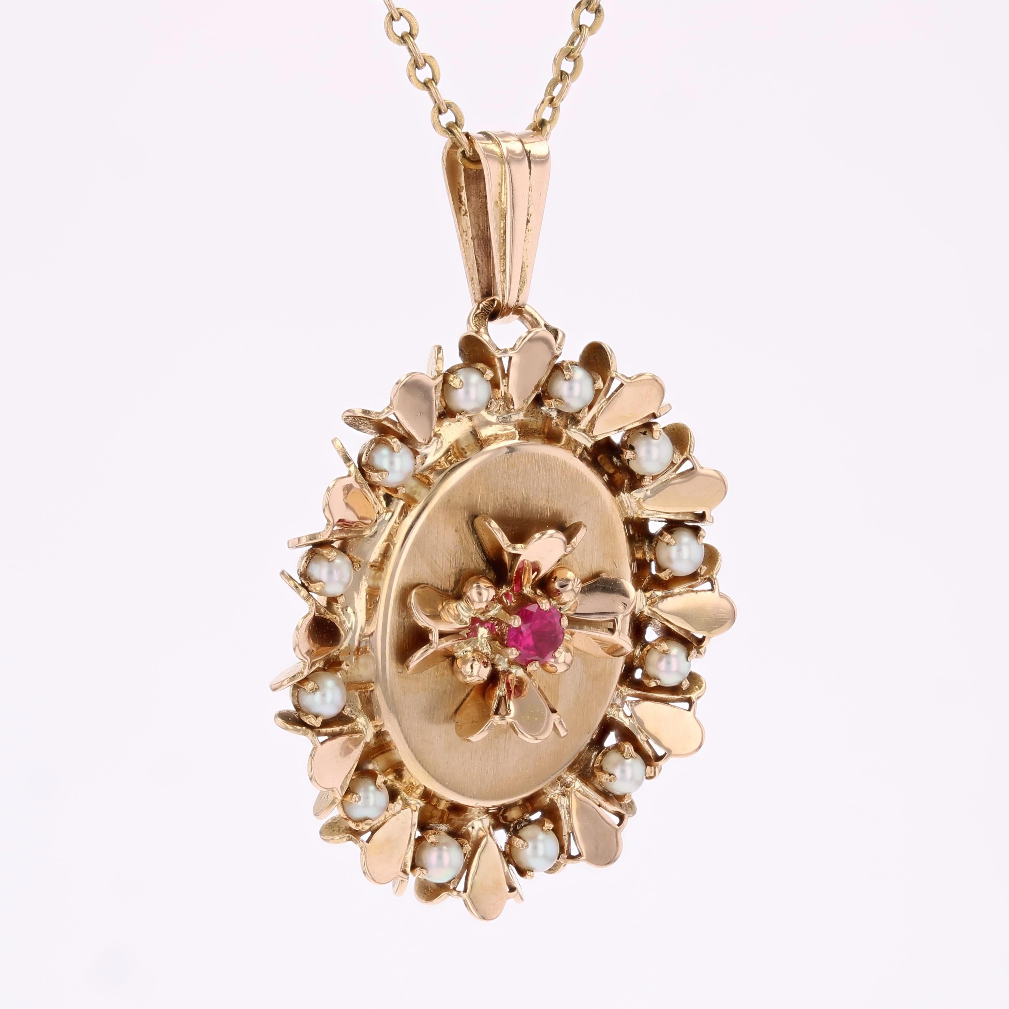 French Retro 1960s Red Gem Cultured Pearl 18 Karat Yellow Gold Oval Pendant im Zustand „Gut“ im Angebot in Poitiers, FR
