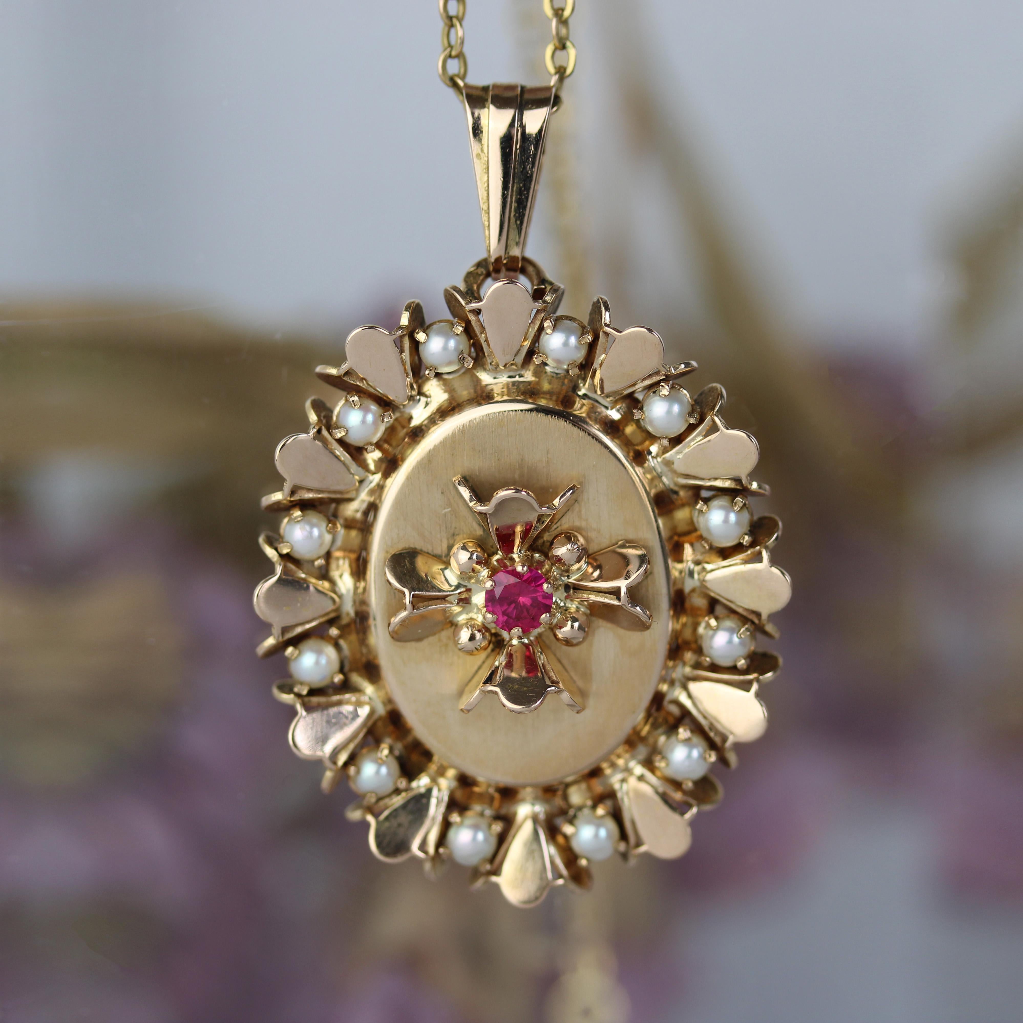 French Retro 1960s Red Gem Cultured Pearl 18 Karat Yellow Gold Oval Pendant Damen im Angebot