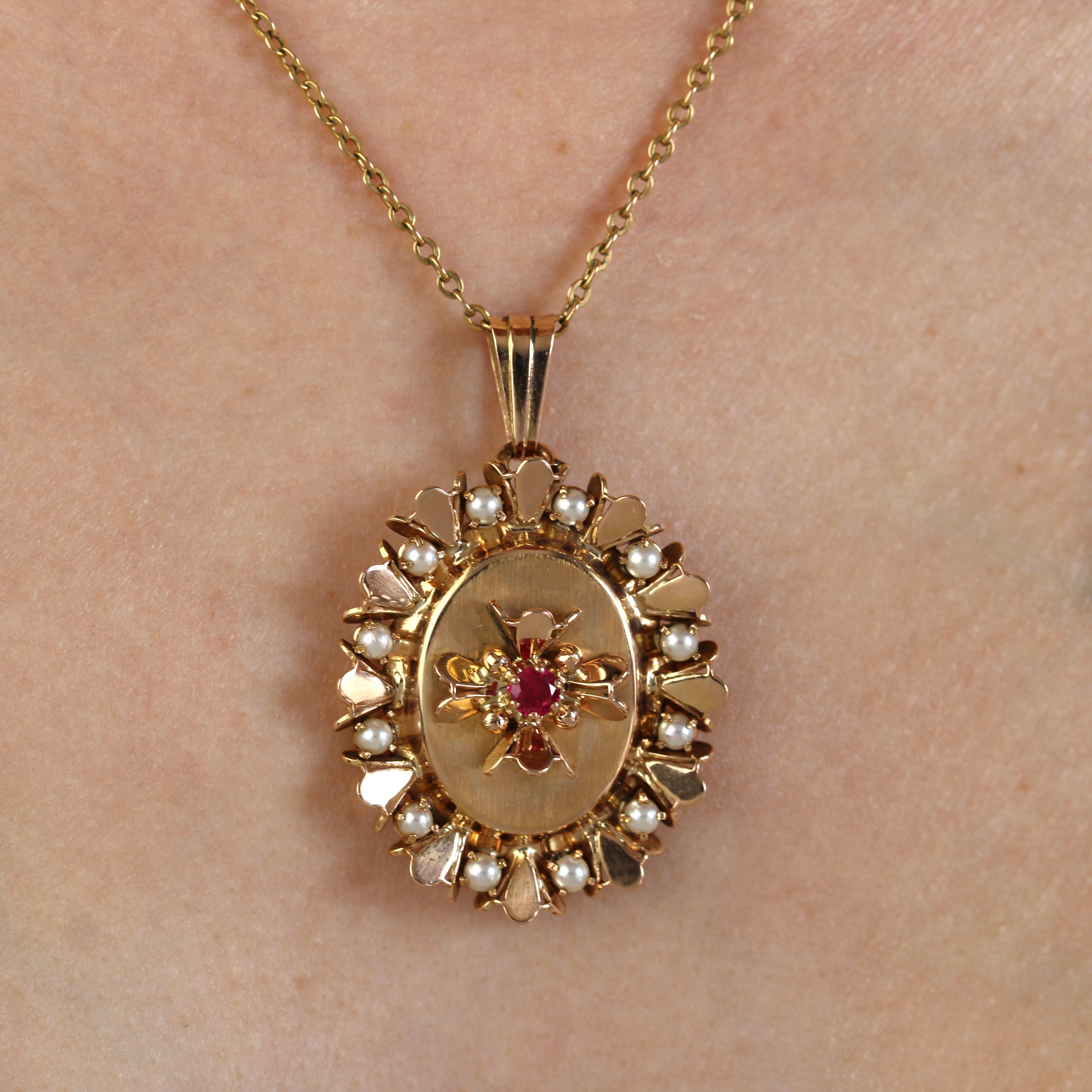 French Retro 1960s Red Gem Cultured Pearl 18 Karat Yellow Gold Oval Pendant im Angebot 1