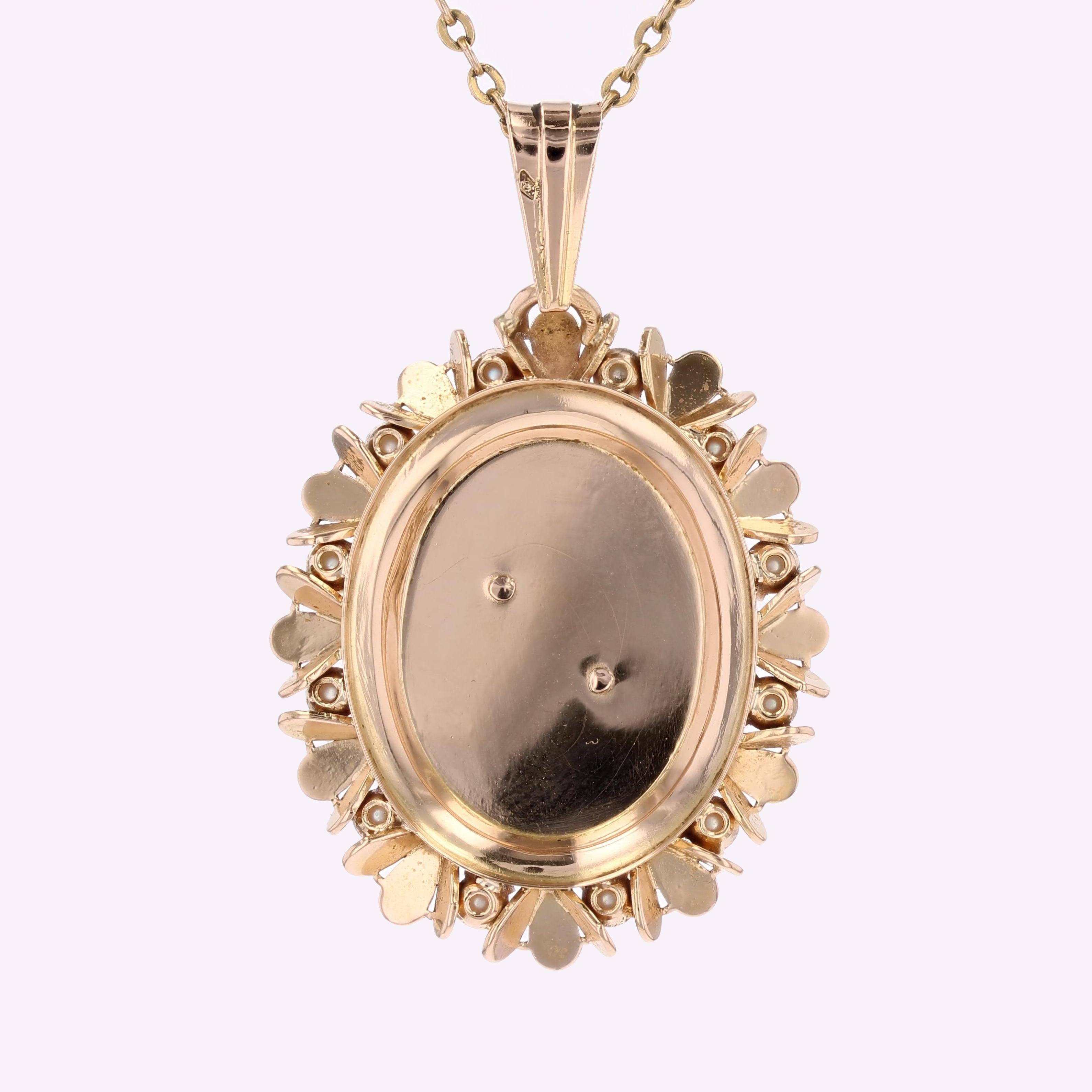 French Retro 1960s Red Gem Cultured Pearl 18 Karat Yellow Gold Oval Pendant im Angebot 2