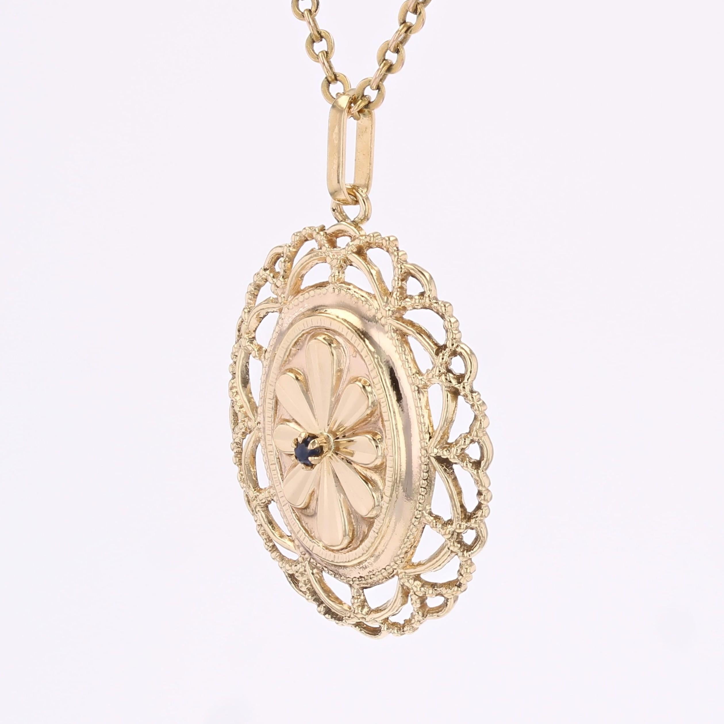 French Retro 1960s Sapphire 18 Karat Yellow Gold Oval Shaped Pendant In Good Condition For Sale In Poitiers, FR