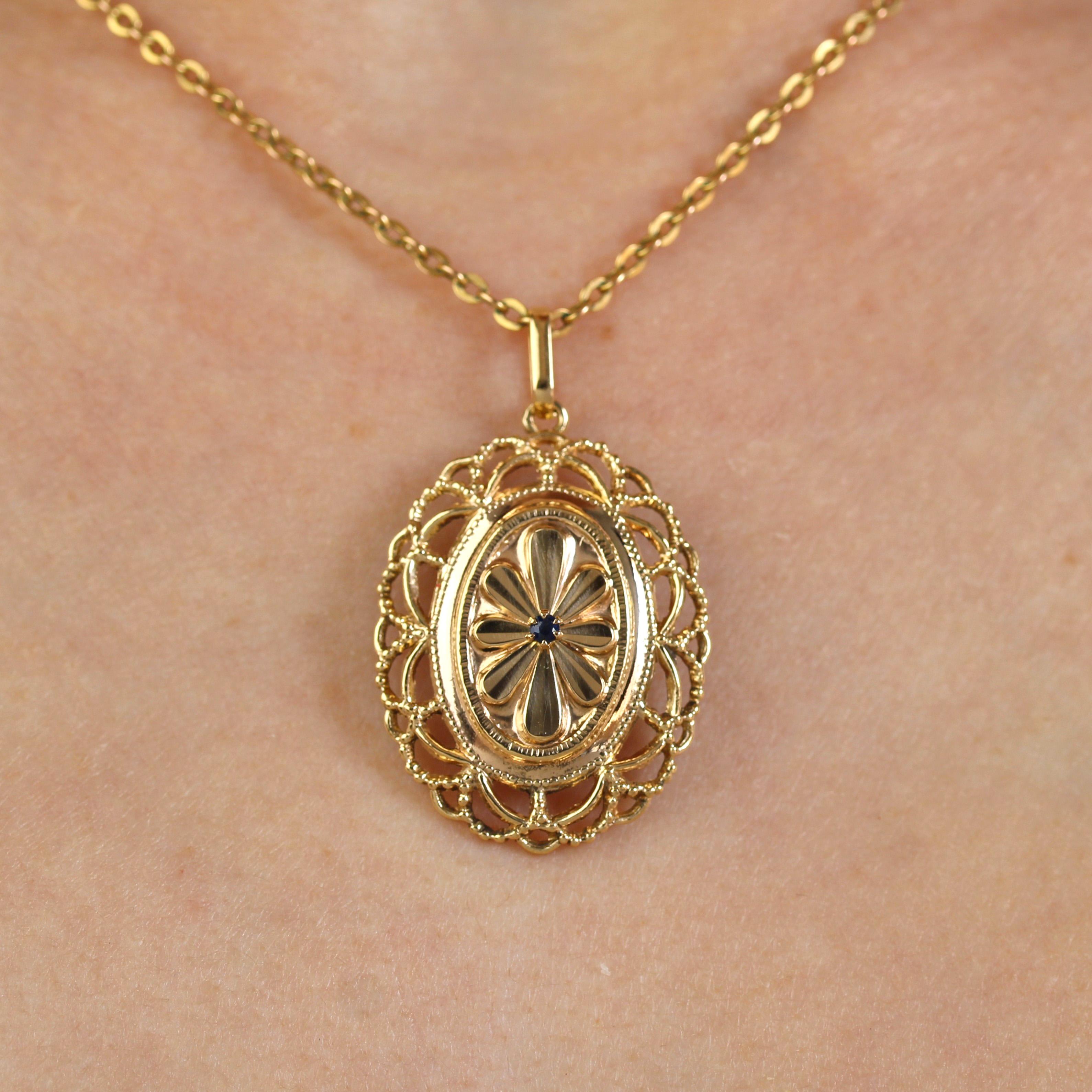 French Retro 1960s Sapphire 18 Karat Yellow Gold Oval Shaped Pendant For Sale 1