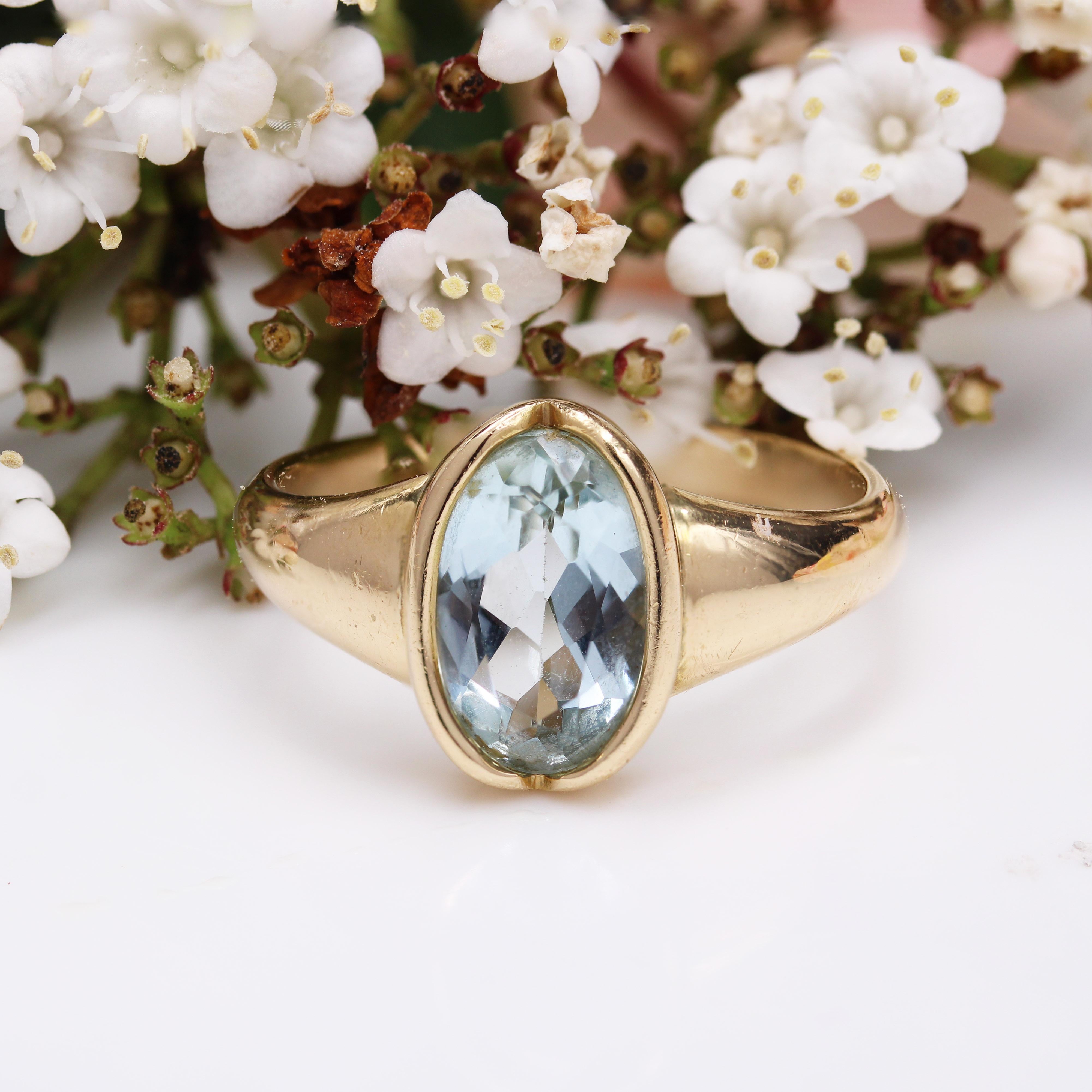 Oval Cut French Retro 1980s Aquamarine 18 Karat Yellow Gold Oval Ring For Sale