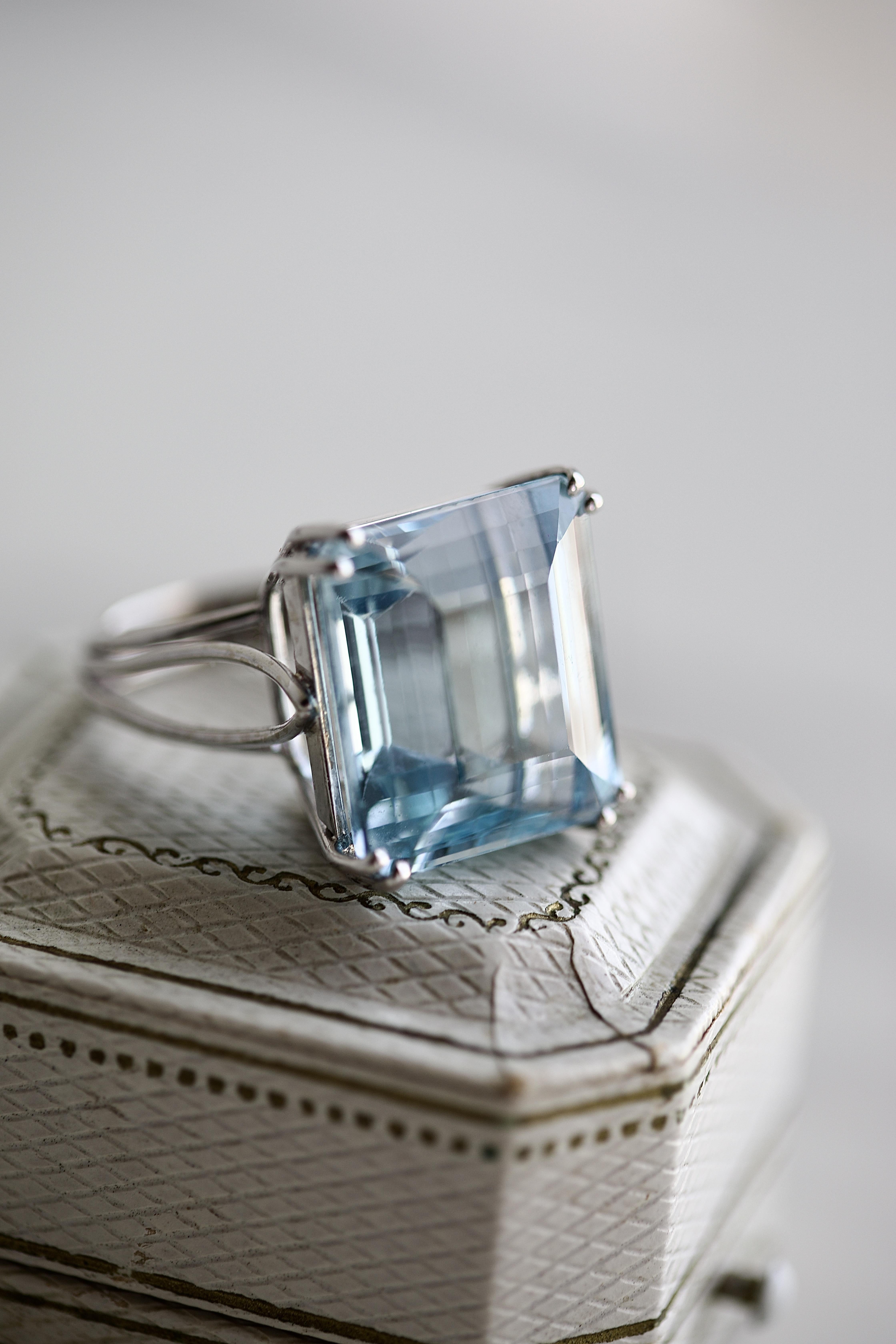French Retro 38 Carat Aquamarine Gold Cocktail Ring In Excellent Condition In Beverly Hills, CA
