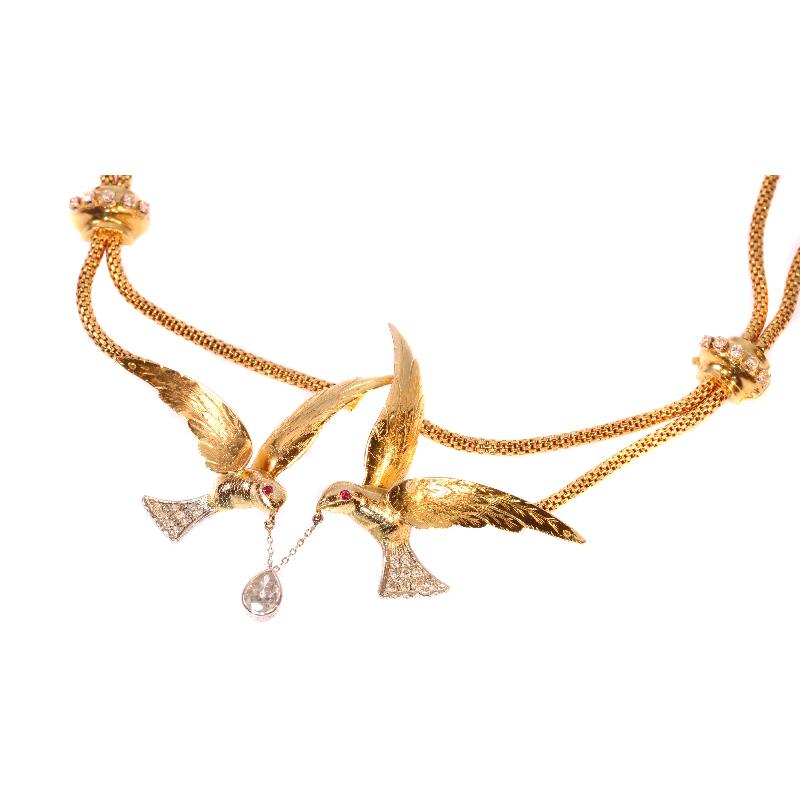 French Retro Bird Swallow Pear Shape Diamond Yellow Gold Necklace In Excellent Condition For Sale In Antwerp, BE