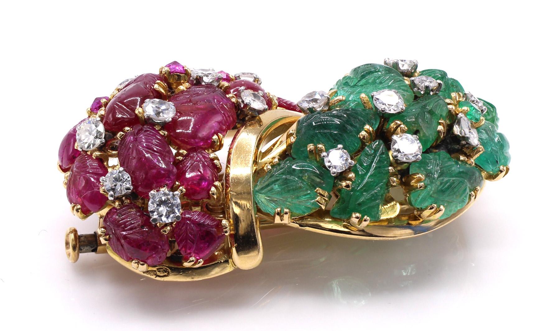 French Retro Carved Ruby Emerald Diamond 18 Karat Gold Brooch In Excellent Condition For Sale In New York, NY