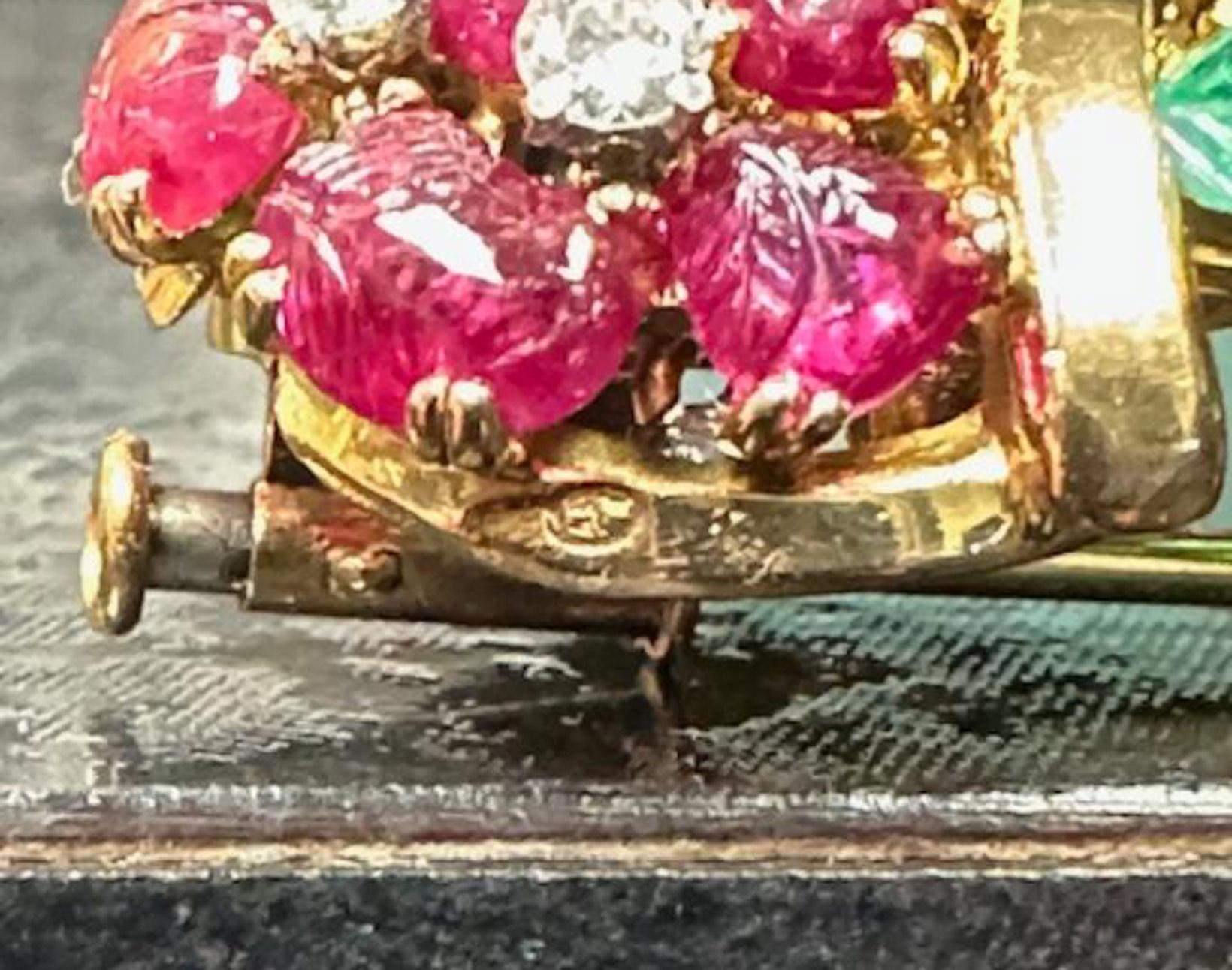 Französische Retro-Brosche aus 18 Karat Gold mit geschnitztem Rubin, Smaragd und Diamant für Damen oder Herren im Angebot