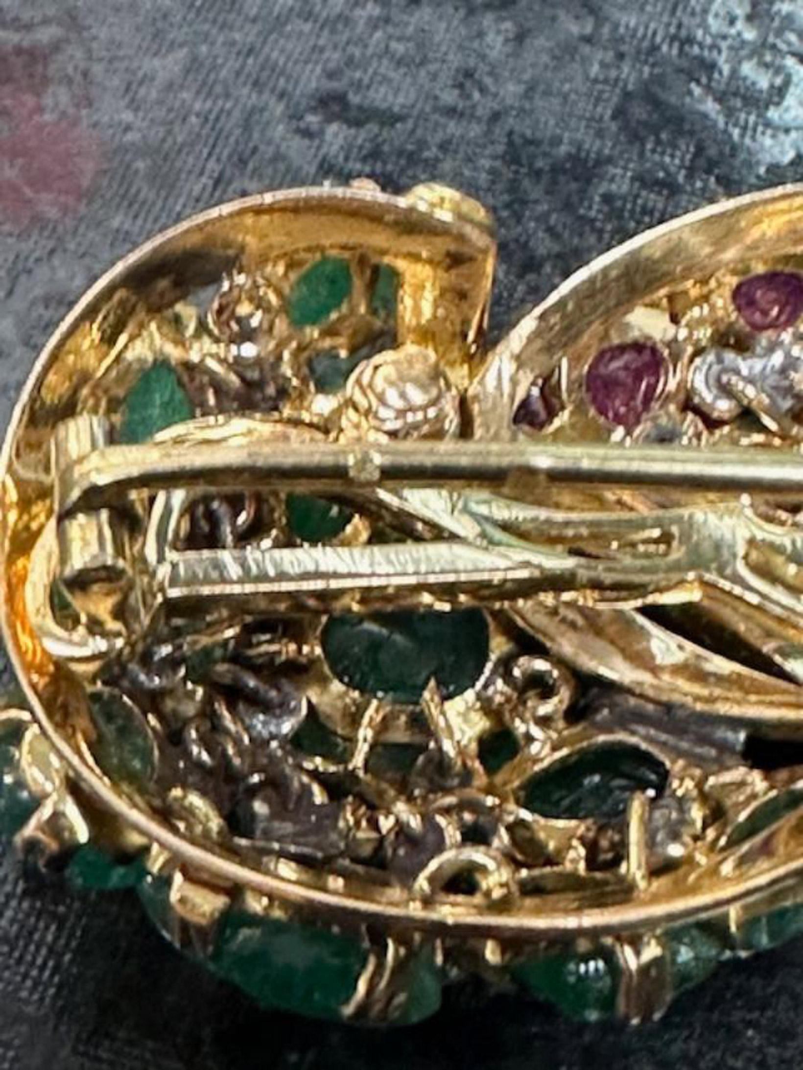 French Retro Carved Ruby Emerald Diamond 18 Karat Gold Brooch For Sale 1
