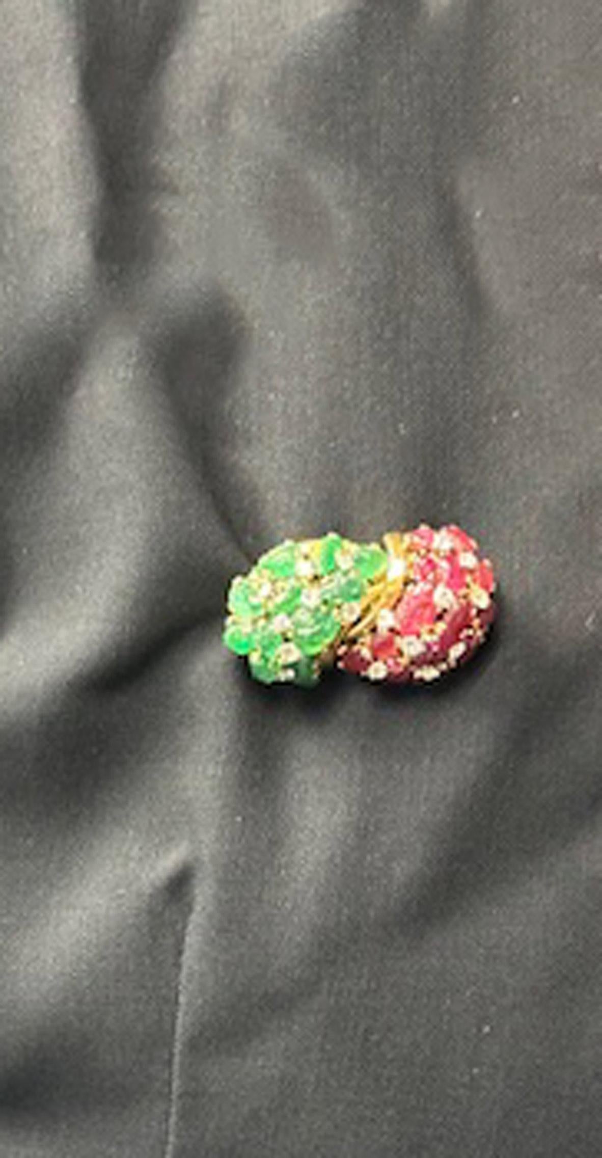 Französische Retro-Brosche aus 18 Karat Gold mit geschnitztem Rubin, Smaragd und Diamant im Angebot 2