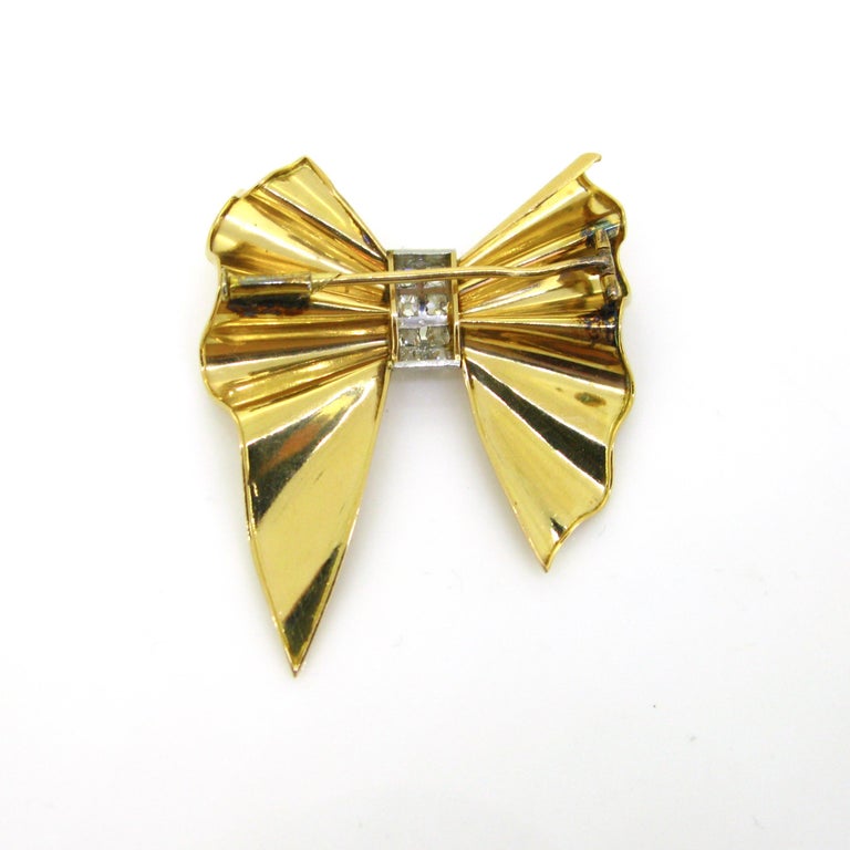 French Retro Diamond Bow Ribbon Gold Platinum Brooch In Good Condition For Sale In London, GB