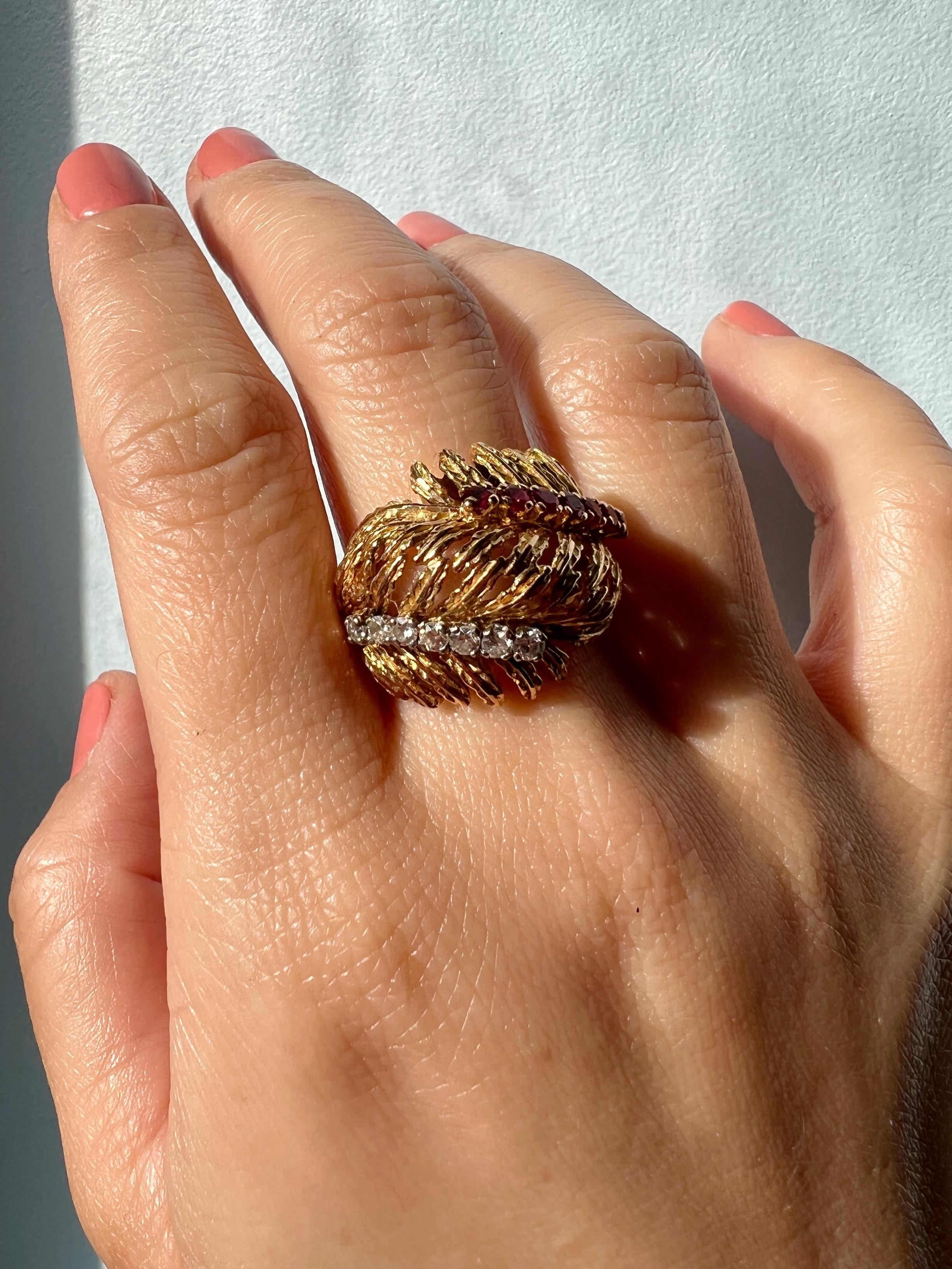 Magnificent is the first word come to mind when we see this striking retro 18K gold ring, which takes inspiration from the feather. It is as much a sculpture as a jewel.

The ring is composed of two large feathers crossed over in the center: one is