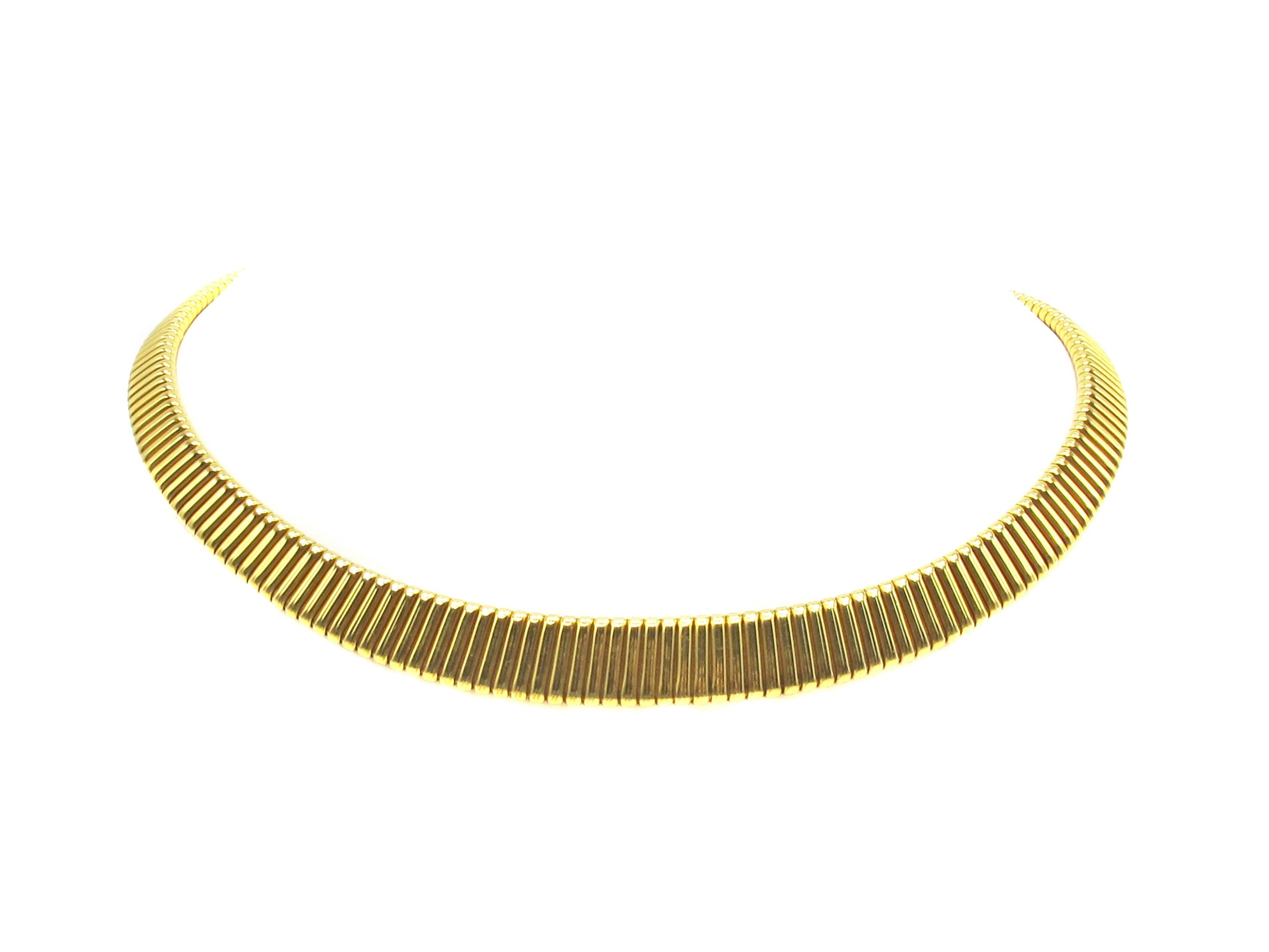 Finely handcrafted 18 Karat yellow gold French Retro Goose-neck choker from ca. 1945. This extremely wearable and comfortable choker goes well with any attire and occasion. Be it with a pair of fancy jeans and top or with an elegant dress on a