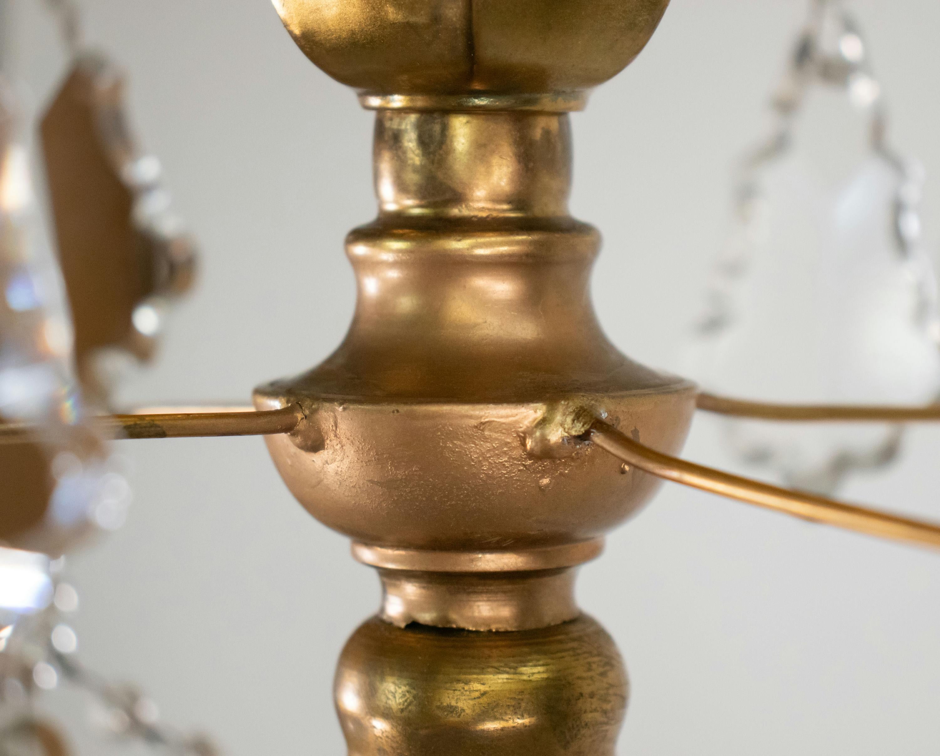 Lampadario francese retrò in stile Luigi XV in ottone e cristallo in vendita 4
